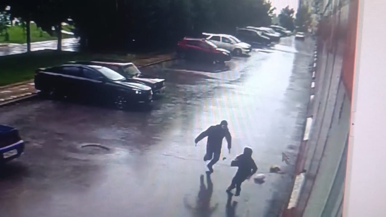 В Новосибирске возбуждено уголовное дело по факту разбойного нападения на малолетнего   Следственным отделом по Октябрьскому району города Новосибирска СУ СК РФ по Новосибирской области возбуждено уголовное дело по признакам преступления, предусмотренного п. «б» ч. 4 ст. 162 УК РФ.   По данным следствия, днем 8 августа 2025 года на улице Татьяны Снежиной в городе Новосибирске мужчина, угрожая применением насилия совершил разбойное нападение на 12-летнего подростка и похитил у него сумку с денежными средствами.   В настоящее время следователями СК России проводится комплекс следственных действий и оперативно-розыскных мероприятий, направленных на установление обстоятельств произошедшего.