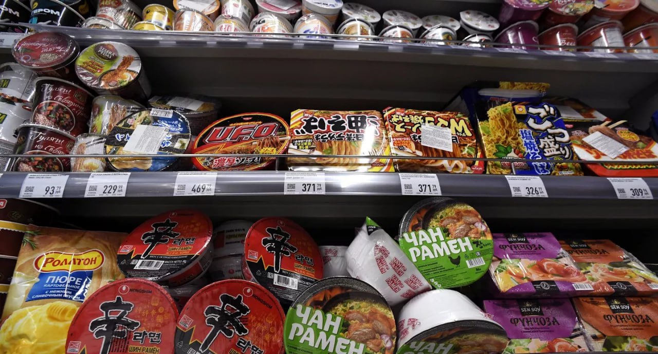 Россия в ноябре продолжила наращивать импорт лапши из Южной Кореи объемы достигли исторического максимума в 5 9 млн При этом среди главных покупателей лапши у корейцев Россия за месяц поднялась с седьмого на пятое место Также в топ 5 вошли Китай 37 7 млн США 21 1 млн Япония 7 3 млн и Канада 6 5 млн jkinvest news jkinvest