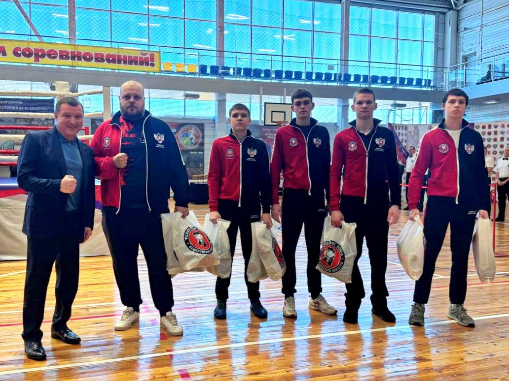 Первые боксерские бои велись голыми кулаками затем бойцы стали наматывать кожаные ремни укрепляя тем самым кисти рук и пальцы Эти ремни и стали прообразом современных боксерских перчаток Сегодня без защитной экипировки на ринге делать нечего Это можно сказать расходники без которых ни тренировки ни соревнования не проведешь Они всегда нужны особенно в детских секциях по боксу Попросил директора Дирекции Федерации бокса России в СФО Игоря Владимировича Евдокимова вручить экипировку перчатки лапы шлемы и капы для секции тренеру по боксу спортивной школы Ленинска Кузнецкого Дмитрию Алексеевичу Иванилову Отмечу что тренер начинал свой путь в одном из первых городских центров подготовки боксёров спортзале Сатурн который находился в районе завода Кузбассэлемент Сегодня тренирует ребят в спортивной школе 3 у него много перспективных спортсменов Надеюсь что всё пригодится на пути к успеху Вручение прошло на открытии межрегиональных соревнований по боксу на призы Ю Н Ансимова среди юношей и юниоров И это не просто турнир настоящая кузница чемпионов 164 спортсмена из 9 регионов России съехались чтобы побороться за путевку на Первенство страны Очень важно что Кузбасс здесь представлен достойно 54 наших бойца вышли на ринг Верю в их силу характер и волю к победе Кстати финальные бои турнира состоятся 7 февраля в 12 00 Подписчики из Ленинска приходите поддержать Павел Федяев Подписаться