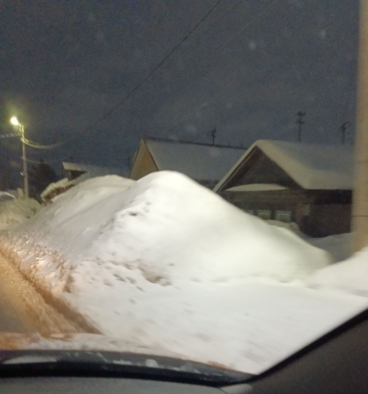 К нам через IvanovoPolitika bot ежедневно приходит до десятка сообщений о нечищенных зауженных и попросту непригодных для использования из за снега дорогах и тротуарах Огромное число жалоб на сугробы которые мешают обзору автомобилистам Мы не видим смысла публиковать всё Несмотря на все старания власти в Ивановской области не справляются с уборкой улиц от снега Точно так же не справляются как не справлялись и в предыдущие годы Это системная проблема связанная с общей нищетой региона И ждать в обозримом будущем каких то подвижек к лучшему не стоит Остается ждать только весны Которая смоет снег и обнажит собачье дерьмо На фото навалы снега выше человеческого роста вдоль дорог ул Рыбинская Короткова Шмидта Фейгина