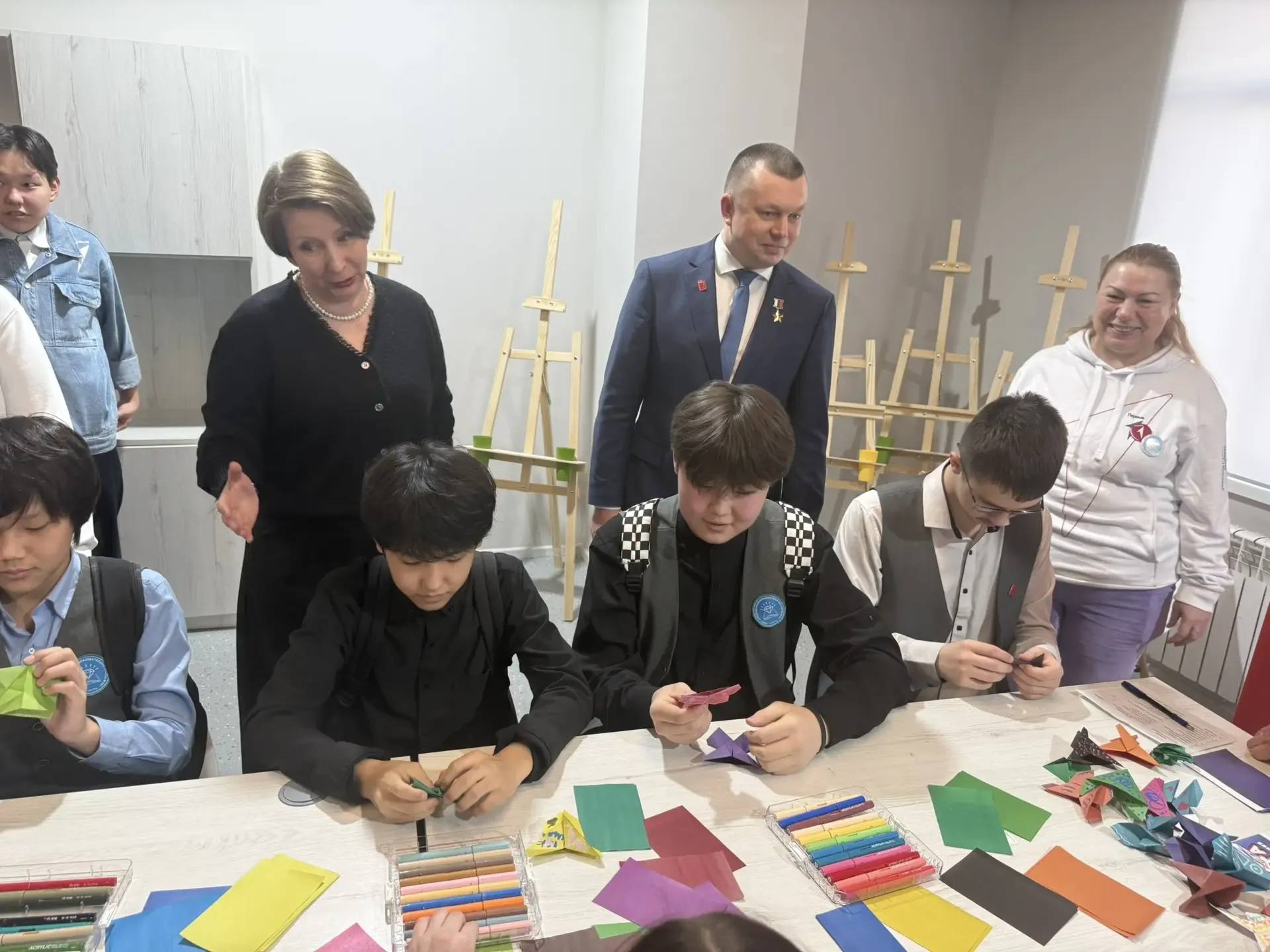 Герой России Артур Орлов принял участие в открытии тематического Года открытий Движения Первых в Якутии Герой России председатель правления Общероссийского общественно государственного движения детей и молодежи Движение Первых Артур Орлов с заместителем Председателя Правительства Якутии Ольгой БАЛАБКИНОЙ в новом молодёжном центре Патриот 20 января открыли тематический Год открытий Движения Первых в регионе Артур Орлов тепло отозвался о современном оснащении и атмосфере нового молодёжного центра отметив высокий интерес школьников и подростков к программам и активностям Патриота Когда приезжаешь в молодёжные пространства то делаешь определённые выводы ради чего это делается Получил огромный заряд эмоций и обратную связь от ребят для которых всё это делается Надо делать всё возможное для их развития Наикрутейшее пространство с разными форматами и разными направлениями которое подстроено под разную возрастную категорию что позволяет найти себя и возможности для реализации своих идей Очень здорово подчеркнул Артур Орлов и призвал молодёжь Якутии не останавливаться на достигнутом и идти только вперёд Заместитель Председателя Правительства Якутии Ольга БАЛАБКИНА напомнила что первым наставником регионального Движения Первых является Глава Якутии Айсен Николаев Сегодня мы даём старт новым проектам которые как для Якутии так и для всей России могут стать уникальными объединить как можно больше молодежи Наша задача увеличение рядов движения потому что именно в Движении Первых мы можем видеть силу и активность молодёжи отметила Заместитель Председателя Правительства Якутии Ольга БАЛАБКИНА Они ознакомились с работой Совета Первых местного отделения города Якутска посетили спортивный мастер класс от финалистов проекта Вызов Первых школы 31 посмотрели как участники местного отделения Намского улуса играют в национальные игры Отряд Юнармии школы 10 имени Д Г Новопашина показал свои умения по сборке и разборке автоматов Учащиеся школы 33 рассказали об опыте участия на Слете Хранители истории Команда Центра глобального образования показала мастер класс по оказанию первой медицинской помощи Выпускник Центра сейчас студент первого курса юридического факультета Северо Восточного федерального университета имени М К Аммосова Никита Попов поведал собравшимся историю спасения жизни раненого человека применяя навыки первой медицинской помощи в полевых условиях полученные в Движении Первых Этот случай наглядно иллюстрирует насколько важно обучение школьников основам медицины и патриотическому воспитанию Участие в мероприятиях Движения Первых Юнармии помогает школьникам стать активнее Если ранее мы сидели дома у компов то сейчас активно участвуем в мероприятиях оказываем волонтёрскую помощь являемся наставниками уже сами учим наших младших коллег быть настоящими патриотами Патриотизм это любовь к нашей Якутии и большой Родине России сказал Никита Он является сыном и братом участников специальной военной операции Артур Орлов также принял участие в круглом столе на котором обсудили подготовку к участию во Всероссийской военно патриотической игре Зарница 2 0 в 2026 году а также вручил паспорта граждан России юным якутянам Напомним Якутия входит в число лидеров по развитию Общероссийского общественно государственного движения детей и молодёжи Движение первых по итогам 2025 года В Якутии зарегистрировано более 138 тысяч участников в возрасте от 6 до 25 лет открыто 36 местных отделений и функционирует свыше 800 первичных отделений В течение года реализовано 58 федеральных и региональных проектов Российское движение детей и молодежи Движение Первых образовано по распоряжению Президента России Владимира Путина в 2022 году единаяроссия сахасирэ ольгабалабкина артурорлов мыработаем россия якутия арктика экология арктическаяякутия движениепервых Подписывайтесь на канал   t me balabkinaov