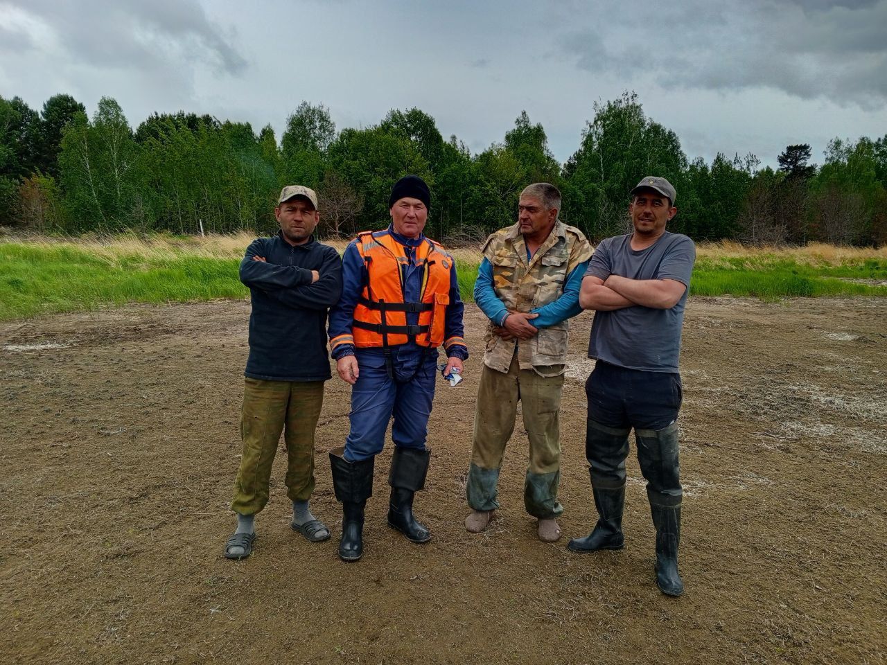 Рыбаки найдены! Троих мужчин обнаружили на острове Осинский. Сейчас их доставляют в отдел полиции для дачи объяснений. С ними всё в порядке — живы, здоровы, никто не пострадал.
