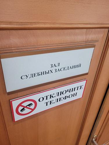 Работодатель отсудил у ростовчанина 300 тысяч рублей за обучение  Ростовский программист, который прошел переобучение в таганрогской IT-компании «Дунайс» и получил квалификацию мастера программирования на языке «С#», должен выплатить компании почти 300 тысяч рублей. Такое решение принял Октябрьский районный суд, но мужчина уже начал обжалование.  По договору ростовчанин обязался отработать в компании около трёх лет, компенсируя затраты на обучение. Однако спустя несколько месяцев после перевода на должность инженер-программиста он уволился и попросил освободить его от выплаты за обучение, ссылаясь на проблемы со зрением и утверждая, что переобучения не было, а знания получил только на практике.  Суд установил, что несмотря на ухудшение зрения, мужчина работал по своей профессии в другой компании. Программист подал иск о признании договора недействительным, но работодатель выиграл встречное дело.