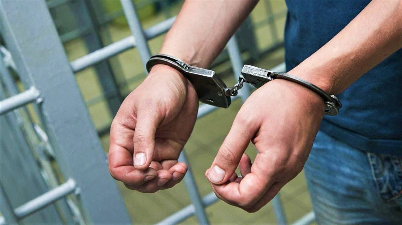  В ЛНР нашли убийцу пожилого жителя Камброда В марте в Каменнобродском районе обнаружили мертвым 64-летнего мужчину. Специалисты подтвердили насильственную смерть Следователи СК России выяснили, что к погибшему приезжали родственники, чтобы вывезти бытовую технику и другие предметы обихода. Между ними возник конфликт, в ходе которого супруг дочери пенсионера нанес ему множественные телесные повреждения. Пострадавший скончался спустя несколько часов Подозреваемый признался в преступлении и подробно рассказал о мотиве и способе Ему предъявлено обвинение, собрана вся доказательственная база, а дело направлено в суд Вести. Луганск Подписаться Прислать новость