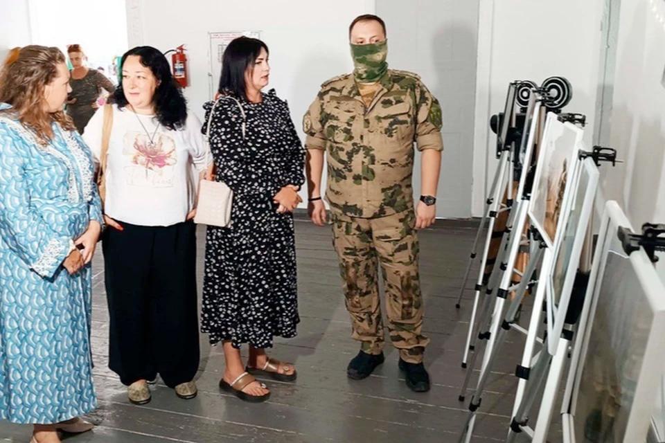 Росгвардейцы организовали выставку фотографий в Херсонской области В Скадовске заработала фотовыставка пресс-службы управления Росгвардии по Херсонской области. Фото запечатлели повседневные непростые будни росгвардейцев на Херсонщине. - Особенностью выставки стали не постановочные кадры, а живые снимки, сделанные в ходе повседневной работы. Всего в экспозиции представлена 31 фотография, сделанная офицерами во время выполнения служебных задач, - сообщает управление Росгвардии по Херсонской области. Эти фотографии, показывающие повседневность и героизм росгвардейцев, посетят со временем и другие населенные пункты региона.
