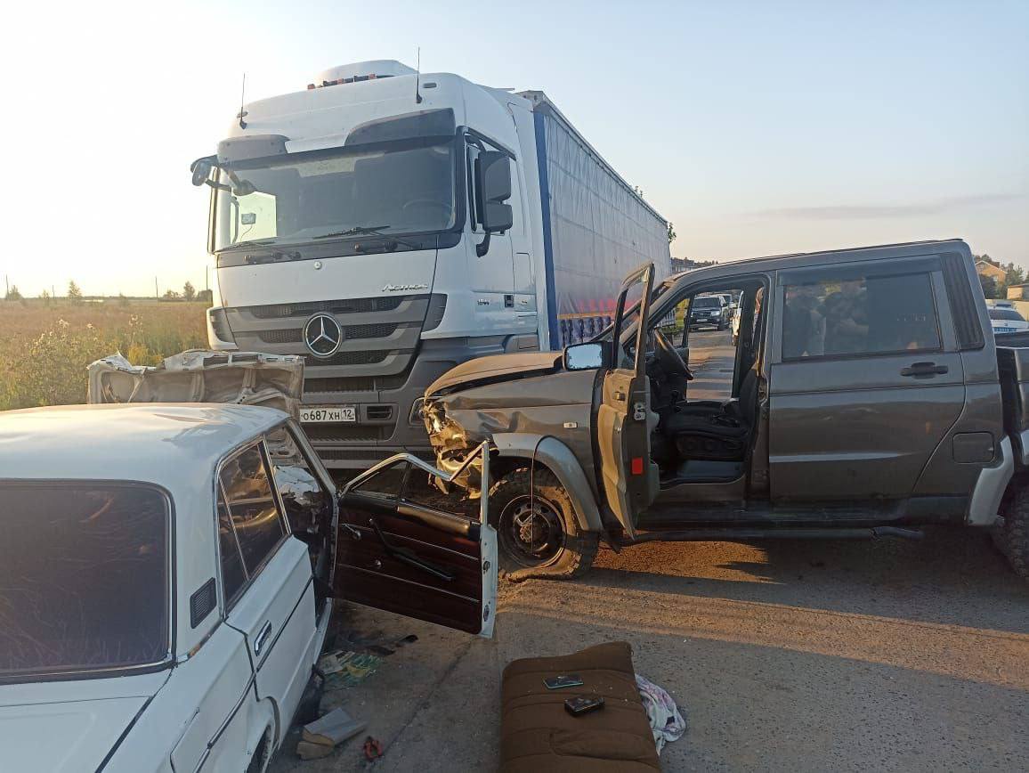 По данным УГИБДД по РМЭ, авария произошла у дома 1 по улице Южная около 17:10. Предварительно известно, что столкнулись ВАЗ-2106 и УАЗ Патриот, после чего УАЗ отбросило на стоящий рядом грузовик Mercedes.  В результате случившегося водитель ВАЗ-2106 погиб на месте происшествия, пассажирка этой же машины с тяжёлыми травмами доставлена в больницу.