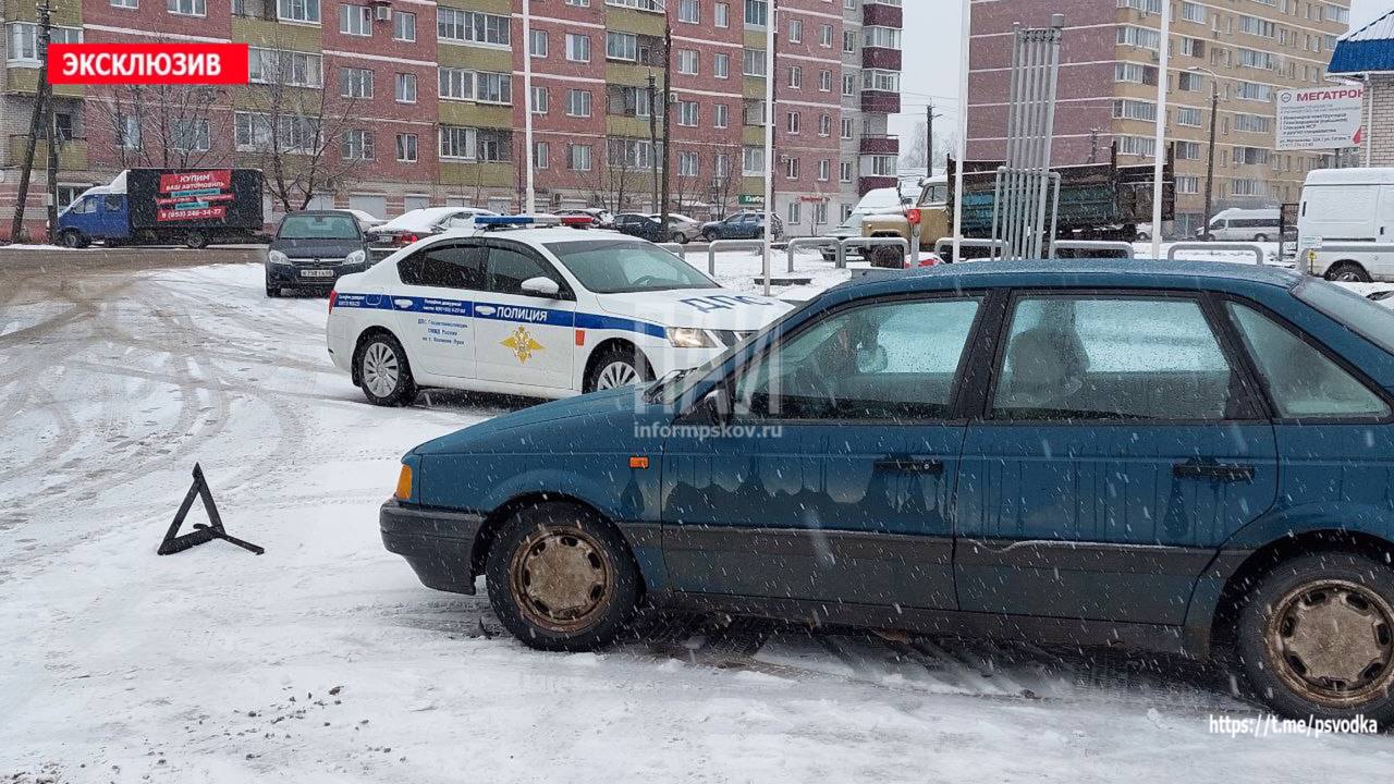 Пенсионерка госпитализирована в результате наезда автомобиля   В Великих Луках, на улице Холмской, у дома №11, на территории АЗС водитель автомобиля Volkswagen Passat допустил наезд на пенсионерку.  В результате ДТП женщина госпитализирована в медучрежедние.   На месте работают бригада скорой помощи, сотрудники Госавтоинспекции.  Обстоятельства произошедшего выясняются.  #ВеликиеЛуки