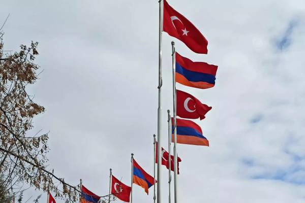 Турция считает конструктивным подход Армении к разблокировке региональных коммуникаций. Об этом заявил журналистам замглавы армянского МИД Ваан Костанян. Дипломат, сопровождавший Пашиняна в ходе недавнего визита в Стамбул, так ответил на вопрос, как реагирует турецкая сторона на проект Еревана «Перекресток мира».