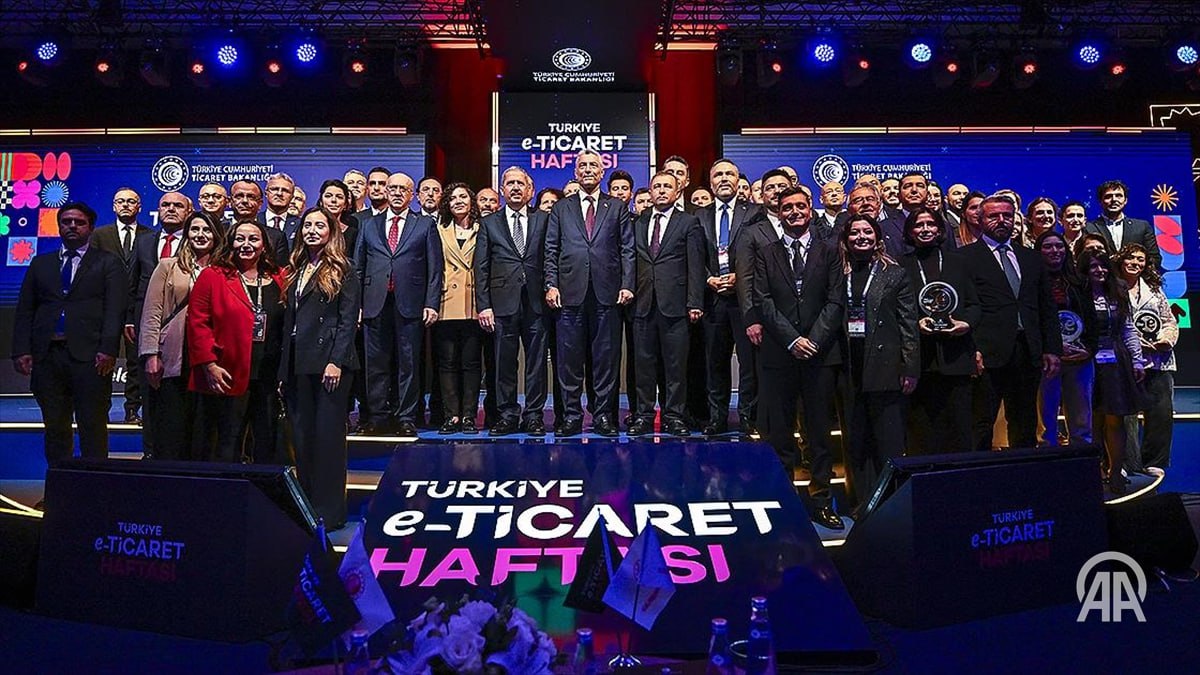 В Стамбуле стартовала Неделя электронной коммерции Министерство торговли Турции организовало Неделю электронной коммерции в Турции с целью укрепления сотрудничества в секторе электронной коммерции продвижения инновационных решений и увеличения социального и экономического влияния цифровой торговли Мероприятие организованная при участии Ассоциации операторов электронной коммерции ETİD и Союза торгово промышленных палат и бирж Турции TOBB при поддержке агентства Анадолу в качестве глобального коммуникационного партнера проходит в Конгресс центре Лютфи Кырдар в Стамбуле под лозунгом Future Commerce Торговля будущего Выступая на открытии в котором принимал участие министр торговли Омер Болат вице президент TOBB Тамер Кыран выразил надежду что это мероприятие имеющее особое значение в связи с тем что проводится впервые будет ежегодно расширяться и станет традицией в отрасли Подробнее на нашем сайте v aa com tr 3750241 24 7 в сутки с Агентством Анадолу