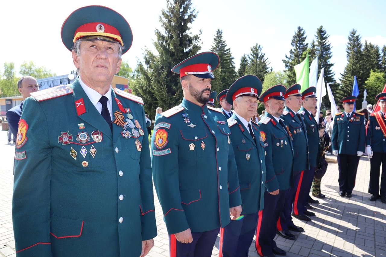 В Большеречье прошло торжественное открытие областного этапа Всероссийской военно-спортивной игры «Казачий сполох» Участие в областном этапе Всероссийской военно-спортивной игры «Казачий сполох» принимают 7 команд юных казаков в составе 70 участников из Омска и районов области. Участники продемонстрируют выправку, подготовку и умения в конкурсах и соревнованиях: «Визитная карточка»; «Казачья песня»; «Казачья полоса препятствий»; «Сборка и разборка автомата Калашникова»; «Казачье двоеборье»; «Строевая подготовка»; «Кросс»; «Огневая подготовка». «Казаки вошли в историю России своими ратными подвигами, они веками защищали рубежи нашей страны, а в случае нападения первыми принимали удар на себя. Вот и сейчас славные сибирские казаки выполняют свой воинский долг и боевые задачи в зоне проведения специальной военной операции. Героизм, мужество, отвага наших сибирских казаков – это результат внутренней собранности и тренировки. Не только физически силён человек, но должен быть ещё силен духовно. Тогда ты можешь защитить Родину, семью, себя. Дорогие ребята! Я желаю всем успехов, соблюдая все казачьи традиции, пусть победит сильнейший», - обратился к участникам игры атаман Омского отдельского казачьего общества Сибирского войскового казачества Алексей Ромахин. Омский регион проводит игру для подростков, занимающихся казачеством, уже в 13 раз. Седьмой раз местом проведения игр становится Большеречье. Торжественное закрытие областного этапа игры «Казачий сполох» состоится 16 мая.