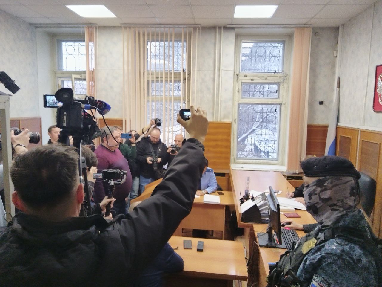 В Екатеринбурге стартовал судебный процесс по делу бывшего министра ЖКХ Свердловской области Николая Смирнова Первое заседание по делу экс министра началось 10 ноября 2025 года Смирнова обвиняют в получении взятки Органами предварительного расследования он обвиняется в совершении преступления предусмотренного ч 6 ст 290 УК РФ Получение взятки в особо крупном размере сообщали в пресс службе судов региона На суде экс министр заявил что теперь работает помощником гендиректора строительной компании PRINZIP Николая Смирнова задержали в начале 2025 года Почти полгода он провел в СИЗО однако затем его отпустили В сентябре 2025 года стало известно что Смирнов дал показания против владельцев и руководителей компании Облкоммунэнерго включая миллиардера Алексея Боброва