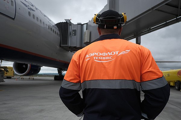 Виталий Савельев в России нет проблем с техобслуживанием самолетов для гражданской авиации В России нет проблем с техобслуживанием самолетов для гражданской авиации страна обеспечивает себя комплектующими для авиации заявил вице премьер РФ Виталий Савельев Об этом сообщает Прайм С точки зрения обслуживания у нас в России достаточное количество сертифицированных предприятий Это Аэрофлот Техникс например S7 Инжиниринг У нас полностью компании в состоянии проводить чекапы самолетов что собственно мы успешно и делаем И у нас в этом плане нет никаких проблем Мы обеспечиваем себя авиакомпании и комплектующими материалами и запасными частями Поэтому у нас все пока хорошо и компании успешно работают сказал Савельев в интервью Наиле Аскер заде на канале Россия 24 aviaru net n289961