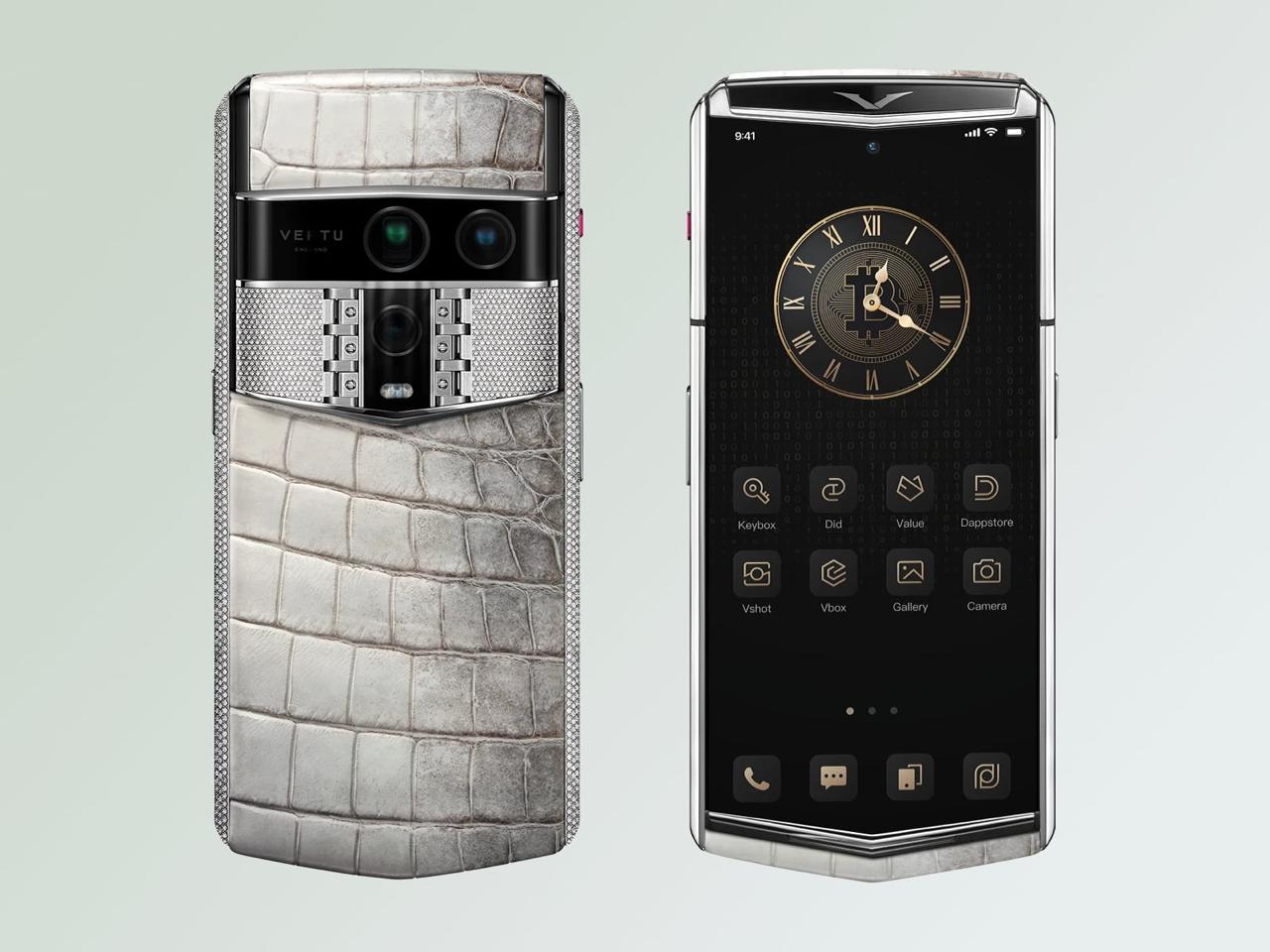 Она жива Vertu представила первый в мире смартфон Agent Q со встроенными ИИ агентами Внешне смартфон выглядит как типичный Vertu с дорогими материалами и необычным дизайном На задней стороне находятся лотки под SIM карты На левом торце расположена кнопка Ruby Talk для активации голосового помощника Он понимает сложные команды например Подготовь отчет для совета директоров и организуй мой обратный рейс Компания заявляет что все данные обрабатываются на устройстве поэтому ИИ работает без интернета В остальном это обычный Android смартфон с процессором Snapdragon 8 Elite 16 ГБ оперативной памяти OLED экраном 120 Гц тройной камерой и батареей на 5565 мАч Базовая версия стоит 5100 484 тысячи рублей Самая дорогая модификация с бриллиантами и задней панелью из кожи аллигатора обойдется в 103 880 9 8 млн рублей www iphones ru 1341573 новости iphonesru