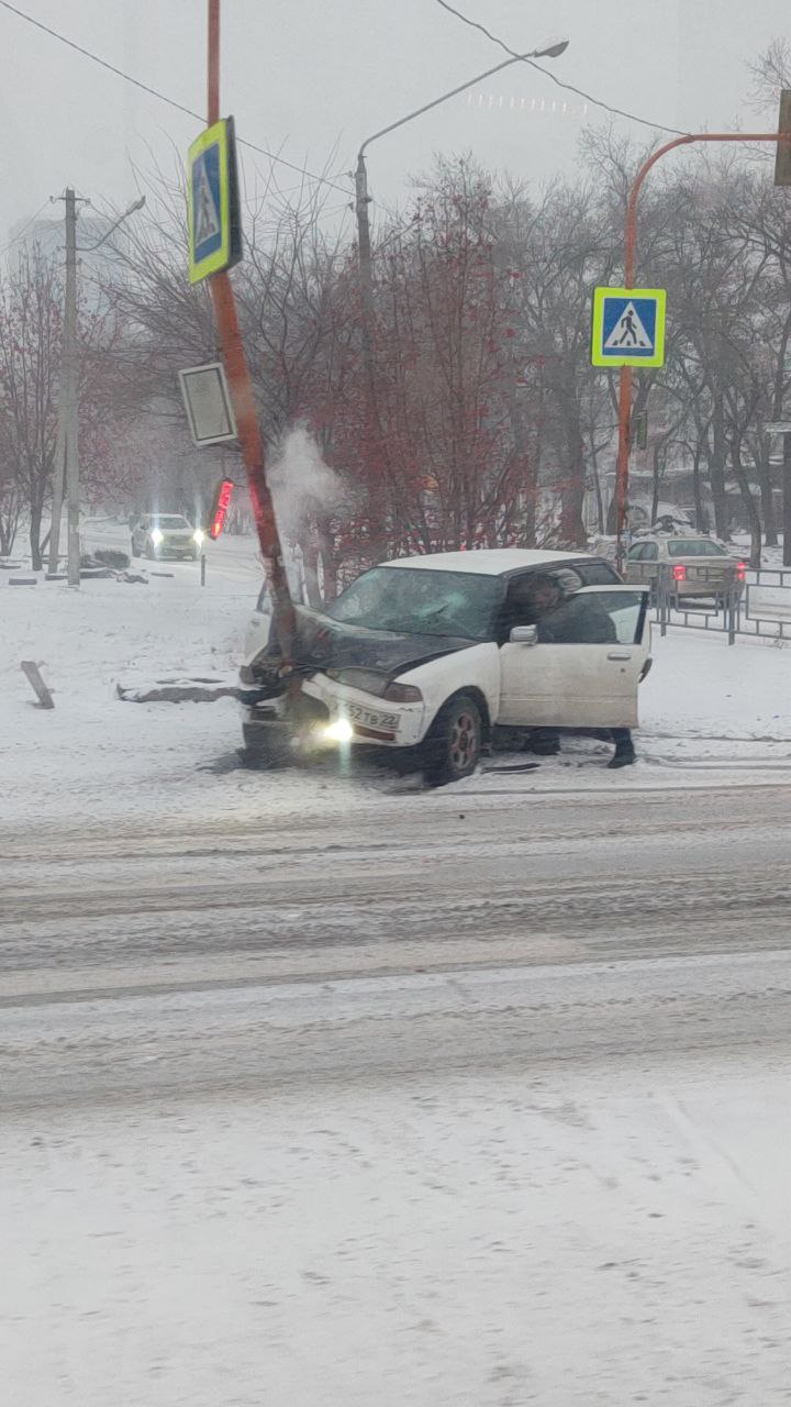 В Барнауле произошло несколько ДТП  На остановке Смирнова автомобиль влетел в столб.  На пересечении Строителей-Челюскинцев автомобиль заехал на бордюр.  Информацией поделились участники нашего сообщества   Уважаемые участники дорожного движения! В связи с неблагоприятными погодными условиями строго соблюдайте ПДД РФ, будьте взаимовежливыми и дисциплинированными! Воздержитесь от выезда за пределы города.