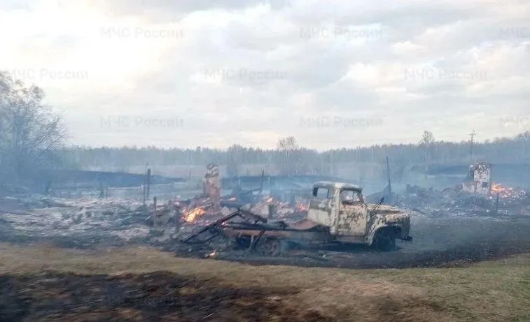Село загорелось в Томской области Пожар произошел 2 мая на площади 2 5 тыс кв метров в селе Новоильинка Томской области В 15 54 поступило сообщение о возгорании жилого дома по улице Рабочей в селе Новоильинка Шегарского района Огонь охватил ряд жилых и нежилых строений сообщили в МЧС Пострадали 16 домов из них 5 нежилых По данным администрации Шегарского района 2 мая огонь бушевал около пяти сёл помимо Новоильинки это Федораевка Монастырка Жарковка Гусево Фото МЧС по Томской области Подписаться Прислать новость Помочь бустами