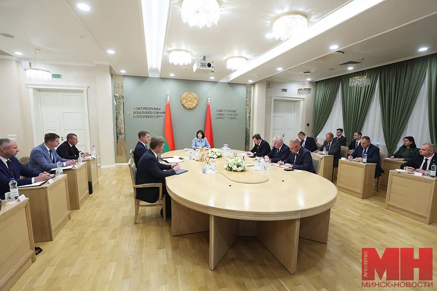 Наталья Кочанова: в Минске реализовано многое, но некоторые вопросы еще предстоит решить.  На этом заострила внимание председатель Совета Республики Национального собрания Республики Беларусь, уполномоченный представитель Главы государства в городе Минске перед встречей с руководством Мингорисполкома и главами администраций районов.  В нашей стране действует институт уполномоченных Президента Республики Беларусь, которые работают во всех областях страны и в городе Минске, отметила Наталья Кочанова:   На таких встречах рассматриваются вопросы социально-экономического развития, выполнения прогнозных показателей, своевременной выплаты заработной платы, деятельности предприятий, наведения порядка на земле, что особенно важно в Год благоустройства. Времени на раскачку нет!  «Минск-Новости» MINSKNEWS.BY Telegram Viber FB  VK Inst TikTok  YouTube