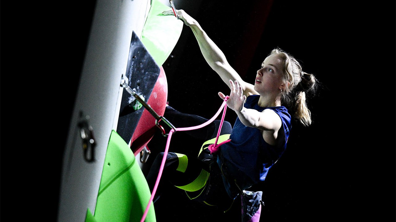 Исполком Международной федерации скалолазания World Climbing допустил российских и белорусских спортсменов к соревнованиям под своей эгидой в нейтральном статусе Об этом сообщает пресс служба организации При этом остается в силе запрет на проведение в России и Белоруссии международных соревнований Российские и белорусские альпинисты были отстранены с марта 2022 года