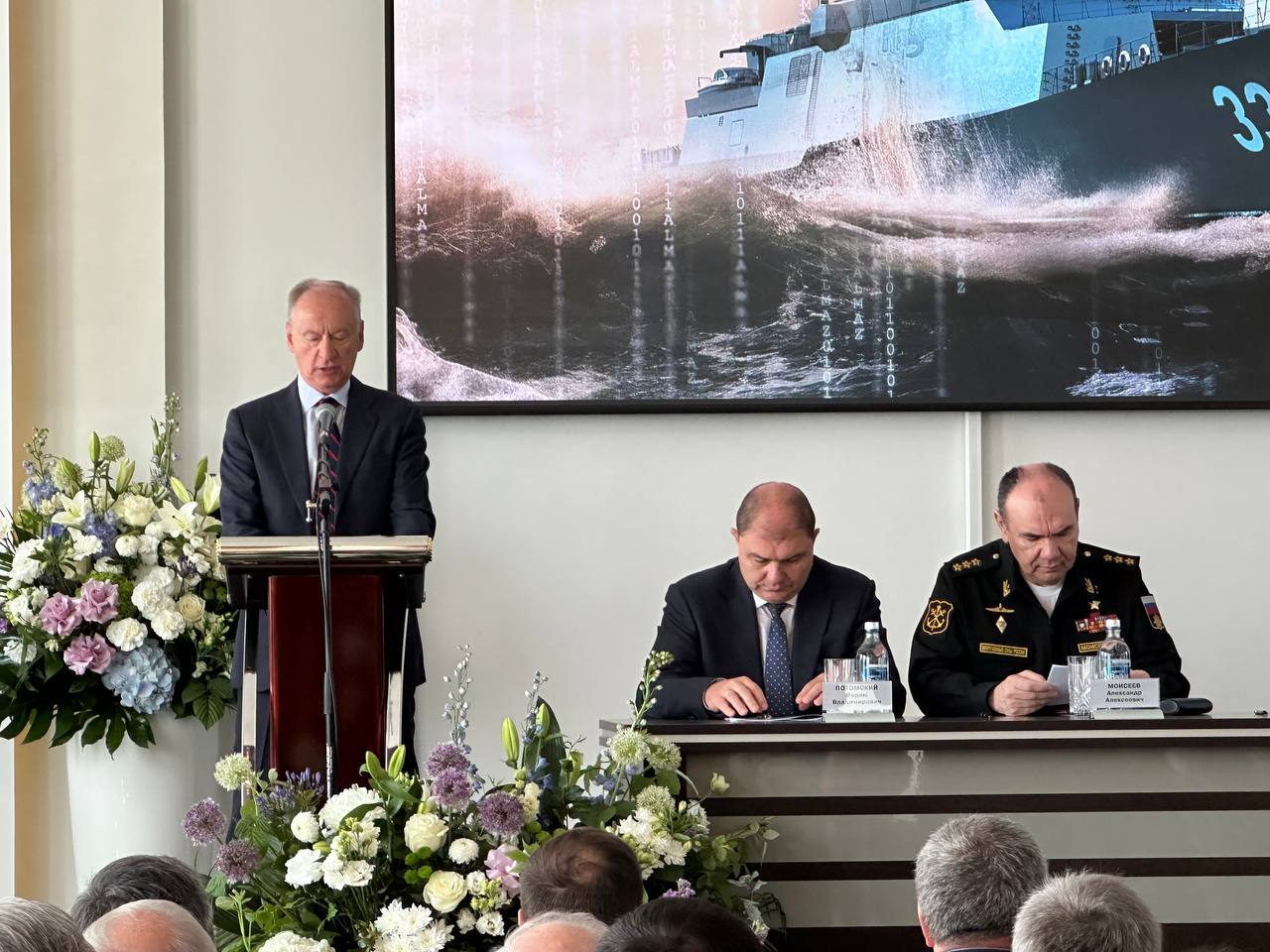 Николай Патрушев вручил конструкторскому бюро ОСК «Алмаз» почетный знак «За успехи в труде» Помощник Президента России, председатель Морской коллегии РФ Николай Патрушев вручил коллективу Центрального морского конструкторского бюро ОСК «Алмаз» государственную награду — почетный знак «За успехи в труде». Почетный знак был присвоен ЦМКБ «Алмаз» в соответствии с Указом Президента Российской Федерации от 1 мая 2025 года №274 за трудовые достижения в области разработки уникальных проектов боевых кораблей, судов и вклад в развитие оборонного потенциала России. «Ваши достижения впечатляют: по проектам ЦМКБ «Алмаз» построено более 26 тыс. кораблей и судов. Эти легендарные корабли и высокотехнологичные суда, которые стали символом российского судостроения, несут службу в составе Военно-Морского Флота России на Северном, Балтийском, Черноморском, Тихоокеанском флотах и в Каспийской флотилии», — отметил Николай Патрушев, открывая торжественную церемонию. Подробнее — на сайте ОСК ОСК