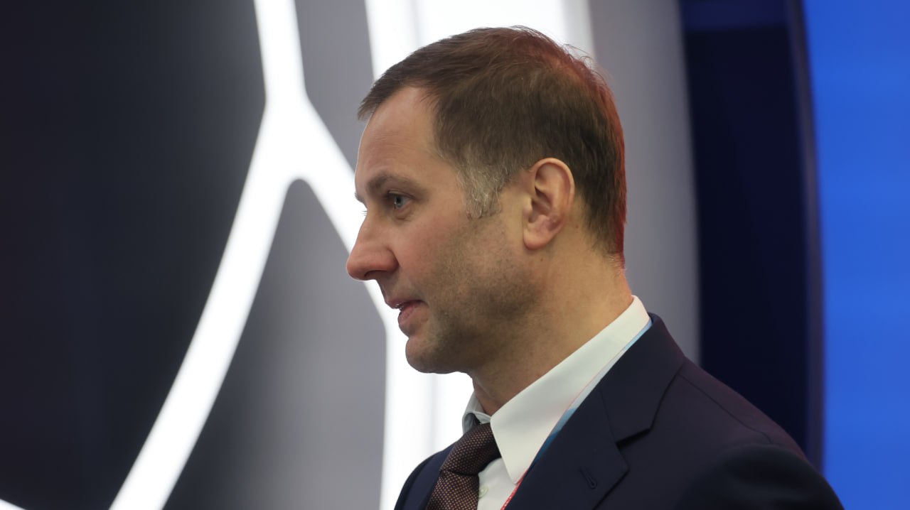 Алексей Морозов Все идет к тому что Торпедо начнет играть на новой арене уже в этом году Об этом президент КХЛ заявил на форуме Россия спортивная держава который проходит в Самаре Все идет к тому что Торпедо начнет играть на новой арене уже в этом году мы получили официальное письмо с датой Дворец будет запущен в эксплуатацию пройдут тестовые игры далее клуб переедет туда Сейчас Торпедо выступает в КРК Нагорный 5500 зрителей который был построен в 1965 году это самая старая арена лиги В городе уже достраивается новая арена на 12 тысяч зрителей Матч ТВ генеральный информационный партнер форума Россия спортивная держава news matchtv Дмитрий Челяпин Матч ТВ