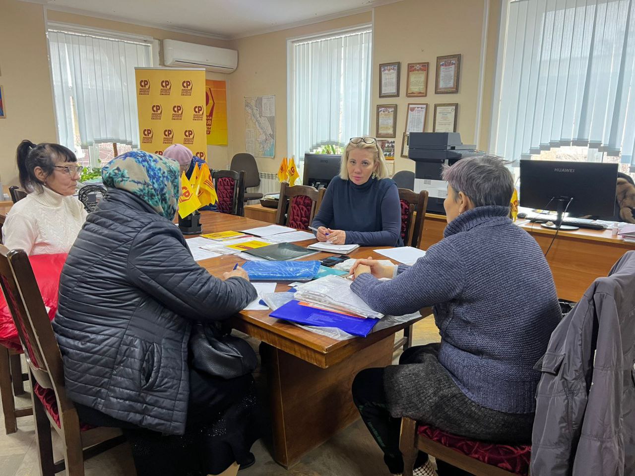 Мария Лиджиева подвела итоги очередного приёма граждан На этой неделе депутат Городской Думы Мария Лиджиева провела плановый личный приём жителей в своей общественной приёмной В ходе встречи был рассмотрен широкий спектр вопросов отражающих основные проблемы волнующие астраханцев Темы обращений касались благоустройства дворовых территорий и ремонта детских площадок организации дорожного движения и безопасности пешеходов вопросов жилищно коммунального хозяйства и социальной поддержки различных категорий граждан По итогам приёма все поступившие обращения зафиксированы и взяты в работу по вопросам требующим вмешательства городских служб направлены официальные запросы а наиболее сложные случаи взяты на личный контроль депутата Хочу отметить ответственную и активную позицию жителей ваши обращения помогают выявлять системные проблемы и находить пути их решения подчеркнула Мария Викторовна