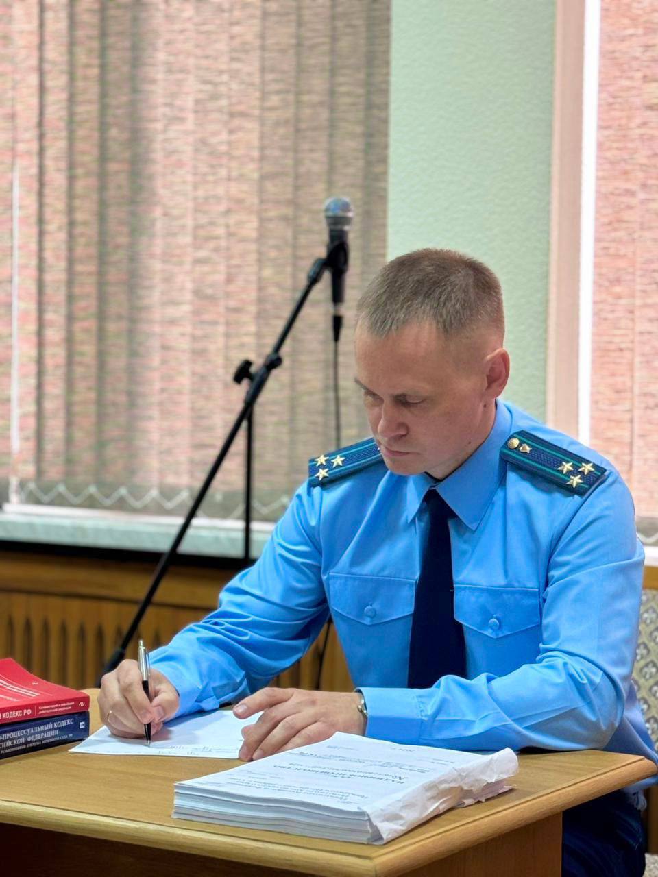 Прокурором Центрального района г. Сочи поддержано государственное обвинение по уголовному делу Центральный районный суд г. Сочи вынес обвинительный приговор по уголовному делу в отношении 44-летнего уроженца Оренбургской области. Он признан виновным в совершении 13 преступлений по ч. 3 ст. 30, п. «а,б» ч. 3 ст. 228.1 УК РФ и преступления по ч. 3 ст. 30 п. «г» ч. 4 ст. 228.1 УК РФ приготовление к сбыту наркотических средств в значительном и крупном размерах . В суде установлено, что в ноябре 2024 года с целью осуществления незаконного сбыта наркотических средств производного эфедрона меткатинона , мужчина, выполняя роль курьера, занимался получением наркотических средств с последующей их фасовкой и размещением в местах нахождения «тайниковых закладок» на территории Центрального района г. Сочи. Однако действия не были доведены до конца, так как пресечены уполномоченными сотрудниками правоохранительных органов. С учетом обстоятельств совершенных преступлений, полного признания вины, наличие смягчающих обстоятельств и личности подсудимого, суд согласился с позицией государственного обвинителя и назначил наказание в виде 9 лет лишения свободы с отбыванием в исправительной колонии строгого режима, присоединив неотбытое дополнительное наказание в виде лишения права заниматься деятельностью, связанной с управлением транспортными средствами, на 5 лет.