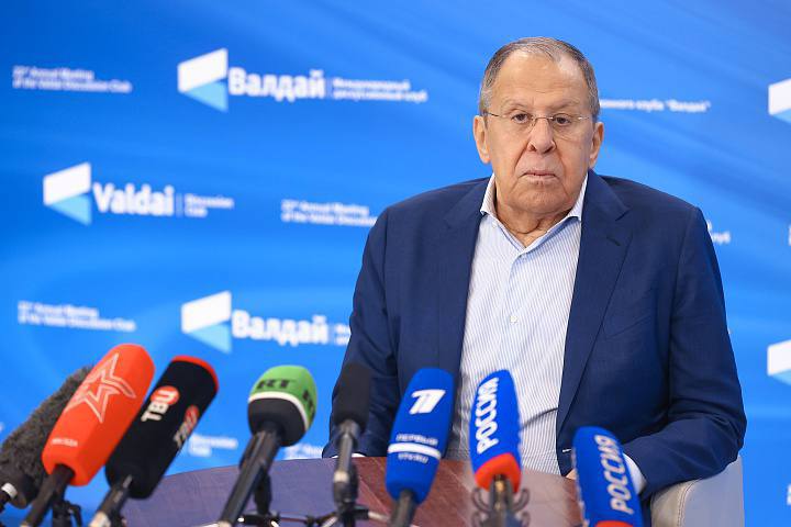 С В Лавров об инициативе в области глобального управления выдвинутой Председателем КНР Си Цзиньпином из ответов на вопросы СМИ Министра иностранных дел Российской Федерации С В Лаврова по итогам XXII ежегодного заседания Международного дискуссионного клуба Валдай Сочи 30 сентября 2025 года Вопрос Как Вы знаете Китай на саммите ШОС выдвинул инициативу глобального управления Российская сторона поддержала эту инициативу Как Вы думаете каково практическое значение этой инициативы Обсуждалась ли возможность каких либо совместных действий в рамках инициативы глобального управления на площадках ШОС и БРИКС С В Лавров Инициатива была выдвинута буквально за день Вернее мы узнали о ней за день до саммита ШОС но считаем ее полезной нацеленной на исправление ситуации когда механизмы глобального управления полностью подчинены Западу Международный валютный фонд там США препятствуют решению об увеличении квот для стран Глобального Юга Всемирный банк где идет злоупотребление ведущими позициями Запада Недавно глава Еврокомиссии У фон дер Ляйен сказала что они будут поддерживать Палестину Дескать Европейский союз выделяет 1 5 млрд евро на ее восстановление Сказала это с гордостью такая огромная сумма А сколько они дают Украине Не на то чтобы восстанавливать Украину а на то чтобы она воевала против России В сотни раз больше Некоторое время назад Украина обратилась во Всемирный банк попросить кредит на 38 млрд Всемирный банк сказал почему дескать 38 давайте 65 млрд Предвзятость злоупотребление многосторонними механизмами для продвижения своих односторонних геополитических эгоистичных целей это беда Всемирная торговая организация тоже нуждается в реформах США там уже не один десяток лет блокируют работу органа по урегулированию споров Прежде всего блокируют для того чтобы этот орган не рассматривал обращения со стороны Китая о дискриминации нарушении правил Всемирной торговой организации со стороны западных стран в торговле с КНР И конечно ООН Реформа Совета Безопасности и других структур должна быть справедливой Включая реформу Секретариата ООН где ключевые позиции от которых зависит и деятельность всей системы ООН и распределение финансовых ресурсов в рамках секретариатских структур оккупированы приватизированы представителями НАТО и Евросоюза Это непорядок Будем выступать за реформу глобального управления Что касается практических аспектов Исходим из того что китайские товарищи как инициаторы этого предложения будут конкретизировать свои подходы Будем активно этому содействовать