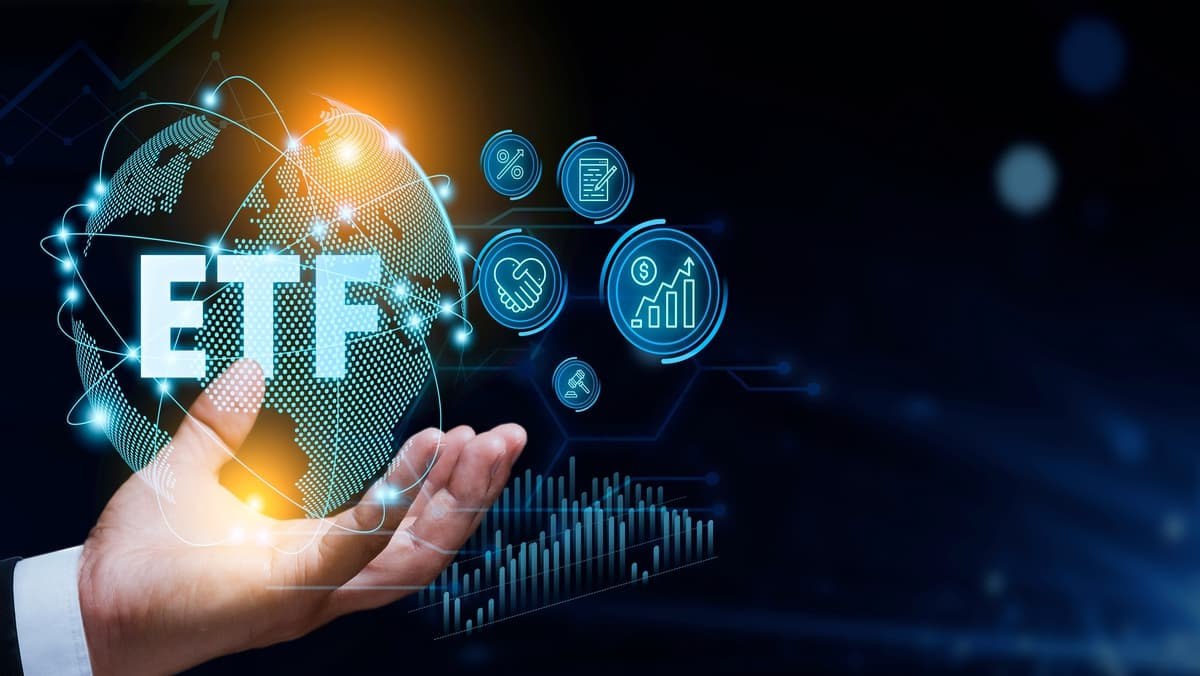 Bloomberg: Шансы на одобрение альткоин-ETF растут Аналитики Bloomberg повысили прогнозы по одобрению спотовых ETF на базе ведущих альткоинов со стороны американского регулятора. 1 Litecoin LTC и Solana SOL — 90% 2 XRP — 85% 3 Dogecoin DOGE и Hedera HBAR — 80% 4 Cardano ADA , Polkadot DOT и Avalanche AVAX — 75% В целом, Bloomberg позитивно оценивает перспективы одобрения спотовых ETF по широкому спектру альтов более 50% . Отдельное внимание уделяется новому главе SEC — Полу Аткинсу, который известен своей лояльностью к криптоиндустрии. В Bloomberg ожидают, что одобрения могут начаться уже осенью, но мы считаем, что парад заявок может стартовать уже в июне! Следим за ситуацией — это может сильно раскачать рынок! Наш бот с комбо / Our bot with combo Read News / Новости Buy Stars without KYC Subscribe / Подпишись Chat / Чат