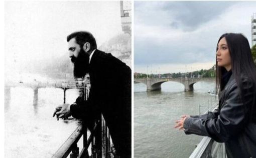 Юваль Рафаэль сфотографировалась на балконе, где в 1901 году позировал Герцль Перед своим выступлением в финале Евровидения завтра вечером израильская певица Юваль Рафаэль фотографируется на знаменитом балконе в Базеле, Швейцария, где в 1901 году позировал сионистский визионер Теодор Герцль. Считается, что оригинальная фотография была сделана в отеле Les Trois Rois в швейцарском городе во время заседания Пятого сионистского конгресса, хотя версии разнятся. Организаторы Евровидения в Израиле заявили, что балкон на двухъярусной люстре во время исполнения Рафаэль песни New Day Will Rise призван стать "символическим намеком" на знаменитый образ Герцля. Президент Ицхак Герцог проделал аналогичный ход во время своего визита в швейцарский город в 2022 году. ________________________ Хотите знать больше? : Mignews