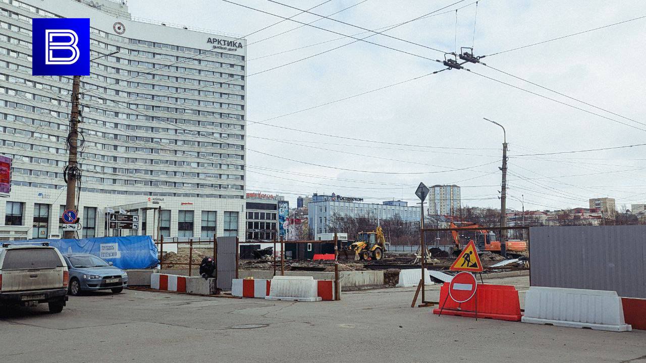 В Мурманске изменился маршрут движения общественного транспорта из-за благоустройства площади Пять Углов Как сообщили в региональном оперштабе, до 25 сентября внесены коррективы в маршруты пригородного и междугородного сообщения, проходящие через улицу Воровского от улицы Ленинградской до проспекта Ленина. Подробнее. Подпишись — Вести Мурман