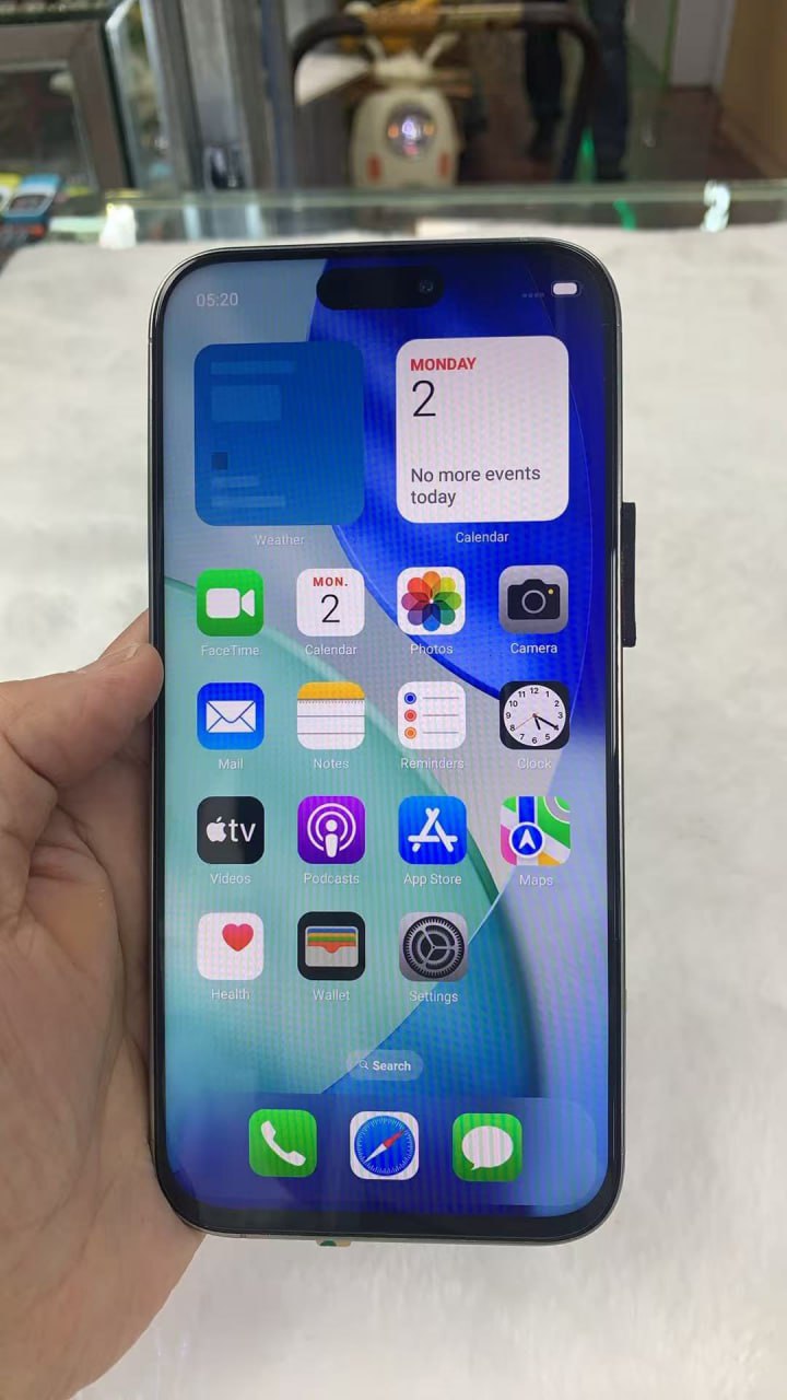 Китайские умельцы опередили Apple: iPhone 17 ещё не поступил в продажу, а на AliExpress уже предлагают его копии на Android. Причём подделали не только корпус, но и систему — Android оформлен так, чтобы напоминать iOS 18. На фото в объявлениях гаджеты выглядят как «оригинал», но внутри всё по-старому — китайский клон с ограниченными возможностями.