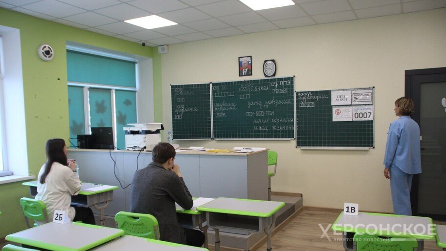 Срок действия результатов ЕГЭ будет «заморожен» для участников СВО Депутаты Госдумы приняли во втором и третьем чтениях законопроект, благодаря которому срок действия результатов ЕГЭ для участников СВО будет сохранен на все время их пребывания в ее зоне. В соответствии с законом, результаты ЕГЭ действительны четыре года после сдачи экзамена. Теперь этот срок будет приостановлен для бойцов, которые выполняют задачи СВО на территориях Украины, Донбасса и Новороссии, а также отражают вооруженное вторжение на территорию РФ в приграничных районах. Изменения должны позволить ветеранам СВО быстрее адаптироваться к мирной жизни, получить образование и стать высококвалифицированными специалистами. Читать полностью , VK и ОК и читайте новости на нашем сайте