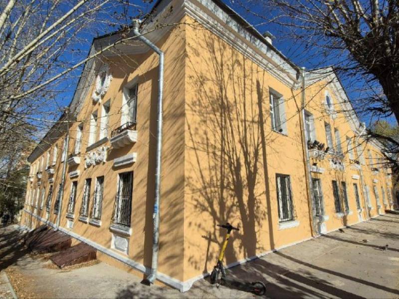 В Чите отреставрировали фасад исторической сталинки на Ленинградской 75 На работы было направлено 5 2 млн рублей часть средств собрали собственники через дополнительный взнос Особенностью проекта стало применение современной техники оштукатуривания короед которая лучше противостоит забайкальскому климату Также полностью восстановлены исторические элементы лепнины растительный венок и розетка символизирующая солнце Дом 1957 года постройки имеет угловую архитектуру и всего 20 квартир За 11 лет на его комплексный ремонт включавший обновление систем теплоснабжения электроснабжения крыши и фасада было направлено 12 млн рублей при накоплениях собственников в 1 2 млн рублей   zabnews ru l 65367   Подписаться в MAX