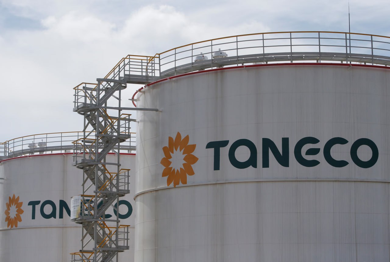 ™ "Татнефть" займётся подземным хранением CO₂. Компания получила лицензию на строительство и эксплуатацию подземных сооружений для размещения углекислого газа. Сооружение должно разместиться на участке "Тукаевский-1", право пользования предоставлено до конца мая 2030 года. Лицензия на участок "Тукаевский-1" выделена из более крупного лицензионного блока, который компания разрабатывает с 2017 года как раз для оценки пригодности недр для хранения углекислого газа. В прошлом году Роснедра признали часть этой территории подходящей для размещения подземного хранилища. Объект будет обслуживать производственные мощности в Нижнекамской промзоне, включая ТЭЦ-2 и нефтеперерабатывающий комплекс "ТАНЕКО" – на них планируется улавливать выбросы CO₂ из дымовых газов, после чего их будут закачивать в пласты в сжиженном виде. Всего в России выдано порядка 10 лицензий на геологическое изучение участков под хранение CO₂, все они получены до 2024 года. ™ Нефтебаза