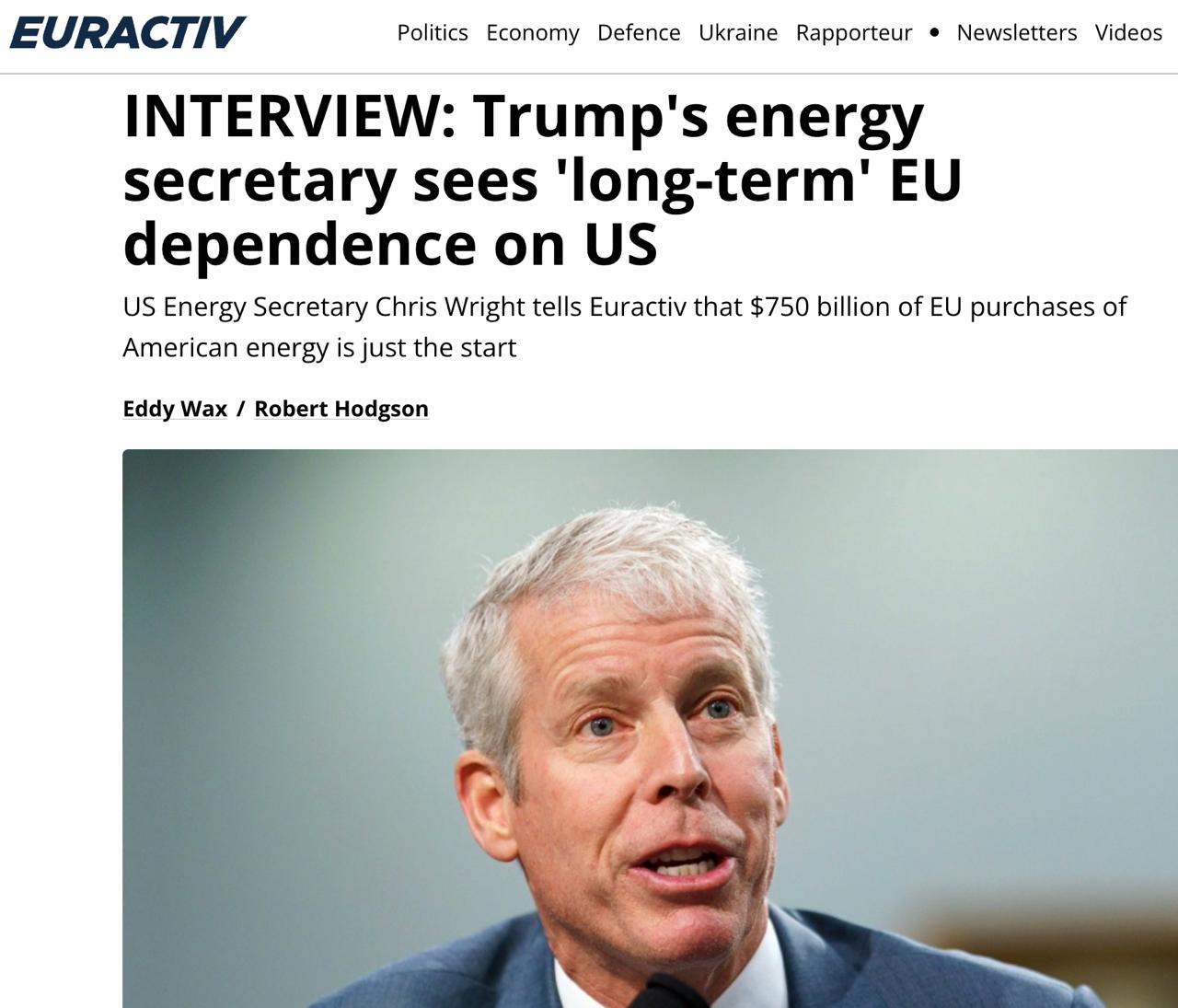 Белый дом призывает Евросоюз блокировать импорт нефтепродуктов из Индии и Турции произведенных из российского сырья чтобы нарастить импорт из США заявил американский министр энергетики Крис Райт в интервью Euroactiv Хотя многие аналитики сочли нереалистичной энергетическую сделку по которой ЕС будет ежегодно закупать у США энергоресурсов на 250 млрд долл Райт настаивает на ее возможности утверждая что две трети от общей цифры можно будет покрыть за счет замены импорта российских энергоносителей По его словам это может произойти как напрямую в виде СПГ так и косвенно путем блокирования импорта нефтепродуктов таких как бензин и авиакеросин через такие страны как Турция и Индия которые продолжают закупать большие объемы российской сырой нефти Он снова призвал ЕС быстрее отказаться от российских ресурсов чем было запланировано То есть ранее чем в 2027 году Сайт Страна X Twitter Прислать новость фото видео Реклама на канале Помощь
