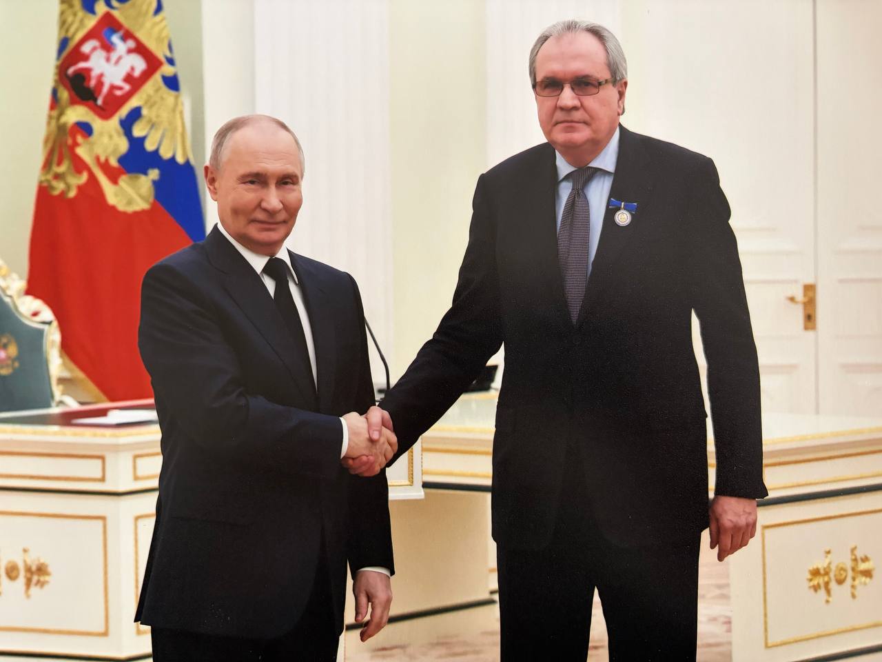 Президент наградил Валерия Фадеева знаком отличия За благодеяние Владимир Путин в Кремле вручил советнику Президента председателю СПЧ Валерию Фадееву государственную награду знак отличия За благодеяние Наши сердечные поздравления Валерию Александровичу   Фото пресс служба Кремля