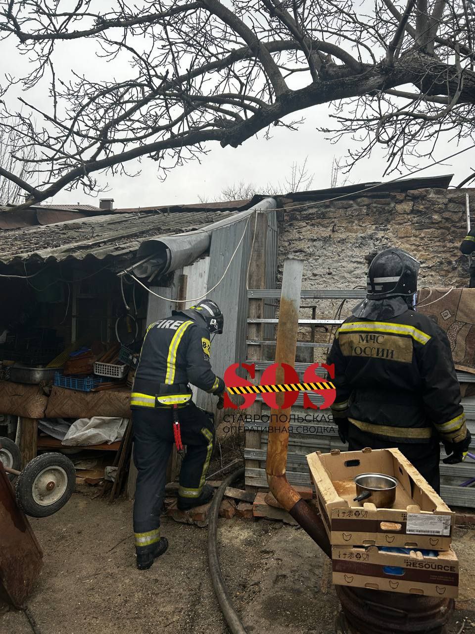 ПОЖАР ЛОКАЛИЗОВАН   Пожар на улице Ясеновской локализовали. Пострадали два человека. На месте работают 12 человек и четыре единицы техники. Сейчас спасатели устраняют последствия.  UPD: Пожар полностью потушен.