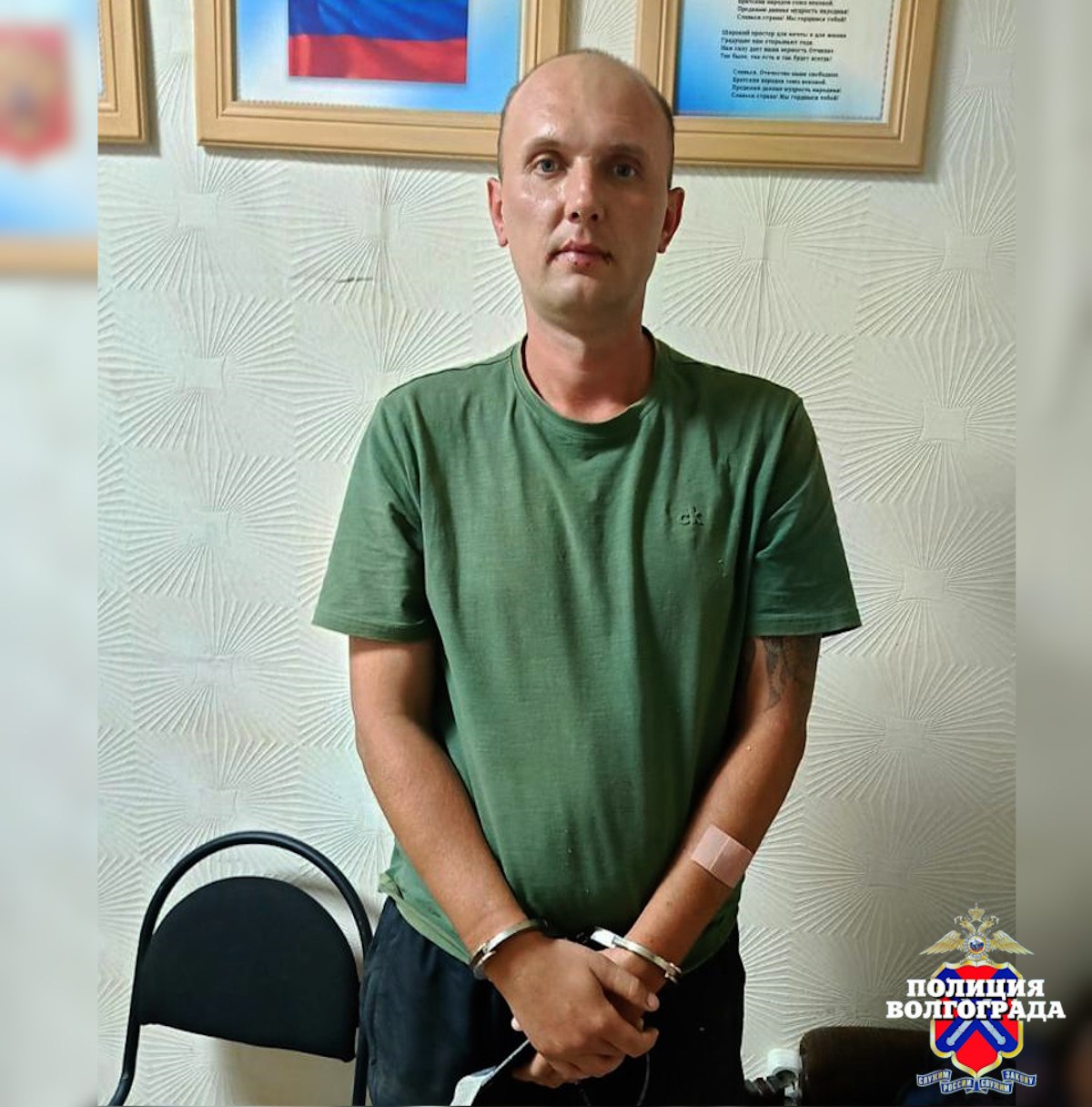 В Волгограде задержали подозреваемого в совершении серии уличных грабежей. Он действовал в нескольких районах города. Заявления на мужчину срывающего цепочки поступали из Советского, Кировского и Красноармейского районов. Чаще всего страдали продавцы магазинов. Со слов потерпевших, неизвестный мужчина срывал с их шей золотые цепочки и убегал. Приметы злоумышленника совпадали. Задержанным оказался 37-летний неработающий, ранее судимый волгоградец. В двух случаях он успел сдать похищенное в скупку. Если вы пострадали от действий подозреваемого обращайтесь в полицию по телефону: 8442 93-01-11— дежурная часть Управления МВД России по городу Волгограду. Подписаться Прислать новость