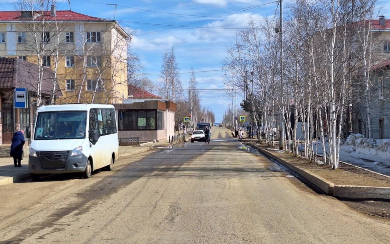 В Мирном машина сбила 9-летнюю девочку при переходе дороги в неположенном месте ДТП произошло сегодня в 12:50 на улице 40 лет Октября. Девочка выбежала на дорогу в неположенном месте из-за стоящего на остановке автобуса. Водитель «Ниссан Кашкай» ехал со стороны Ленинградского проспекта в сторону Ойунского и совершил наезд на ребёнка. Девочка была доставлена в больницу, где ей диагностировали перелом ноги. В ГАИ просят как можно чаще напоминать детям о необходимости соблюдения правил дорожного движения. Фото: ГАИ Мирнинского района. Ищем продюсера!