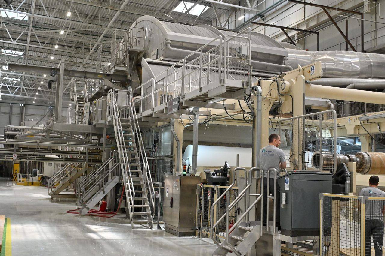 Новую линию по производству бумажных полотенец запустили на калужском предприятии Продукция компании ХАЯТ Россия которая будет выпускаться на новой линии предназначена для офисов промышленных предприятий медицинских и образовательных учреждений Для региона сотрудничество с компанией ХАЯТ пример крепкого партнерства основанного на доверии и взаимной ответственности С момента запуска завода в Калужской области предприятие уверенно расширяет производство наращивает мощности инвестирует в развитие промышленного потенциала региона внедряет современные технологии рассказал Владислав Шапша Подписывайся на наш канал в Максе