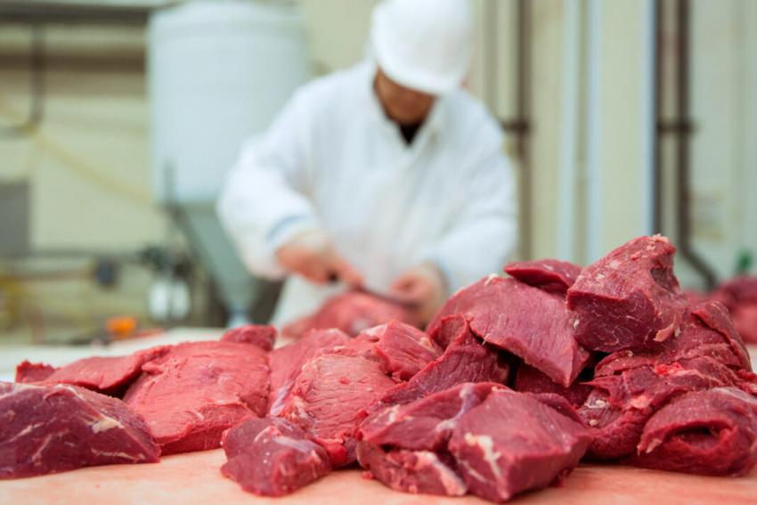 Сальмонеллу обнаружили в продукции хабаровского производителя ООО «Мясооптторг»  Сотрудники Россельхознадзора отобрали пробы продукции хабаровского предприятия ООО «Мясооптторг». В бифштексе из мяса птицы, говядины и свинины были обнаружены бактерии рода Salmonella.  Отметим, в июне сотрудники ведомства уже проводили проверку на территории предприятия. Как оказалось, не соблюдаются требования по соблюдению условий хранения и производства продуктов: на оборудовании обнаружили следы ржавчины, мясо птицы и свинина лежали на полках без упаковки.  По результатам проверки был составлен административный протокол, в адрес предприятия внесено представление.    Будь в курсе событий.
