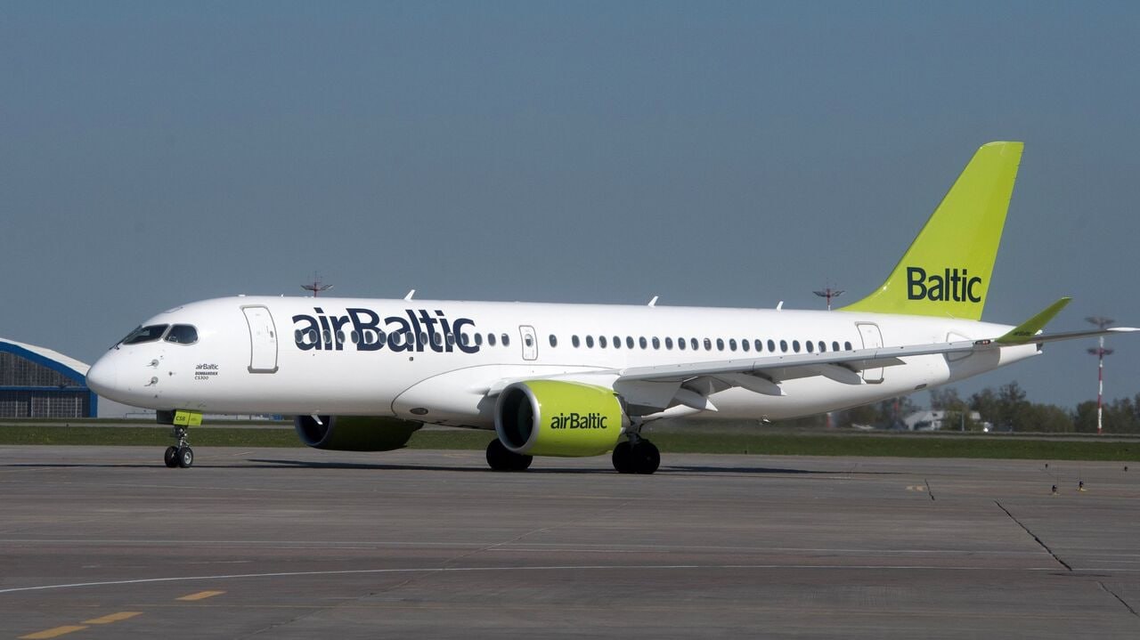 airBaltic отрицает, что закупала топливо для самолетов в России в нарушение санкций ЕС. Авиакомпания из Латвии могла приобретать российский керосин вплоть до весны 2024 года, пишут СМИ  airBaltic прокомментировала расследование «Вёрстки» , в котором речь шла о возможной закупке авиакомпанией топлива для самолетов в России после начала военных действий в Украине. Издание проанализировало попавшие в распоряжение данные российской закрытой таможенной базы и пришло к выводу, что airBaltic приобретала авиатопливо российского производства до весны 2024 года.   По данным «Вёрстки» с февраля 2022 года до марта 2024-го airBaltic пыталась провести 28 закупок топлива из России, 13 раз — успешно. Еще 15 деклараций в таможенной базе помечены как отмененные, но фактически и эти сделки могли быть завершенными, утверждает «Вёрстка».  Две успешные закупки пришлись на февраль и март 2022 года — по контрактам с «Газпромнефть-Аэро». Остальные 11 закупок датированы 2023 годом, отправитель — «Татнефтьаэросервис». Согласно декларациям, всего airBaltic импортировал 3100 тонн авиатоплива на 206,7 млн рублей, указывает «Вёрстка».   В описании товара, по данным издания, указывалось, что топливо предназначено «для заправки гражданских воздушных судов» авиакомпании на международные рейсы. Такие поставки из России запрещены санкциями ЕС, подчеркивает «Вёрстка».  airBaltic «физически не могла закупать топливо в России», заявил  старший вице-президент компании Имантс Янсонс. Он заявил, что airBaltic остановила все рейсы в Россию после начала военных действий в Украине, и у компании нет необходимости закупать топливо в российских аэропортах, как это было раньше. Информацию о возможном нарушении санкций представитель airBaltic назвал несоответствующей действительности   Минюст считает «иноагентом»