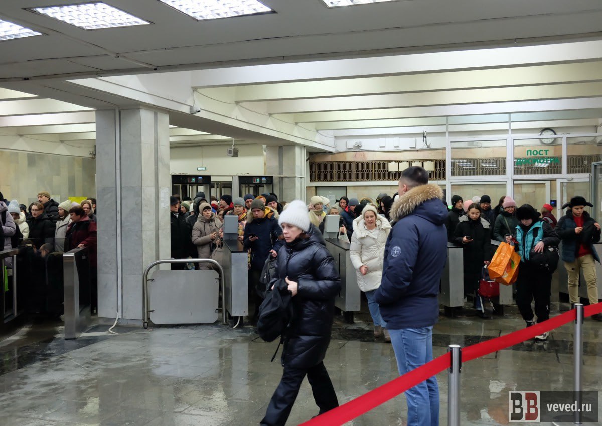 Проверка пассажиров в метро Екатеринбурга будет как в аэропорту В ЕМУП Метрополитен сказали что в ближайшее время будут требовать от пассажиров включать экраны телефонов фотоаппаратов персональных компьютеров и других устройств с дисплеями Теперь пассажиры при досмотре обязаны подтвердить работоспособность радио и телеаппаратуры фото видео и киноаппаратуры аудио и видеотехники мобильных телефонов персональных компьютеров посредством их включения сообщили в пресс службе подземки Объясняют это изменившимся законодательством не называя номера закона и тем что в корпусе можно пронести взрывоопасные или запрещенные к перевозке вещества Проверка работоспособности электронных устройств посредством их включения станет частью стандартного процесса досмотра наряду с проходом через рамки металлодетектора и сканированием ручной клади в рентгенотелевизионных установках добавили в в ЕМУП Метрополитен У пассажиров просят заранее озадачиться о предъявлении работающего экрана устройства и не допускать чтобы оно было разряженным во время прохождения досмотра Отметим что ранее пассажиры Екатеринбургского метрополитена неоднократно жаловались на сплошную проверку и очереди на досмотре указывая на то что в метро Москвы и Санкт Петербурга проверки ручной клади выборочные В метрополитене парируют это необходимостью обеспечения безопасности Телеграм канал ve4ved Поддержать Подписаться Прислать новость 18