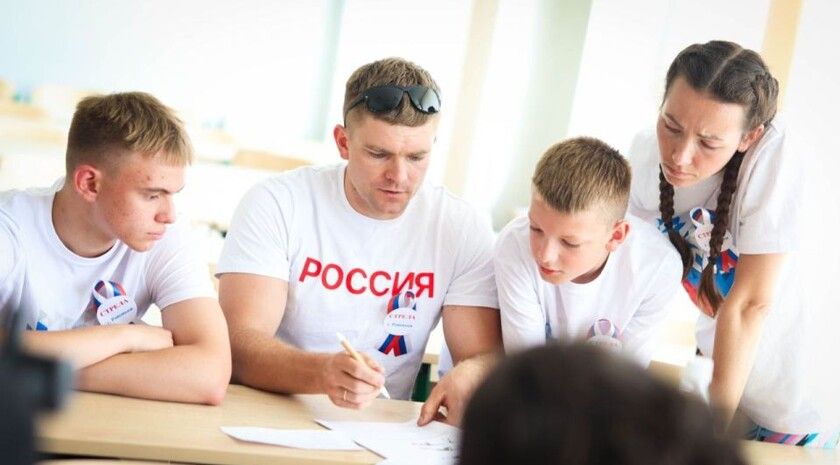 Отборочный этап игры «Семейная зарница» состоялся в Луганске Отборочный этап всероссийской военно-патриотической игры «Семейная зарница» состоялся в Луганске. Об этом сообщила пресс-служба Администрации Главы ЛНР. Организаторами игры выступили филиал фонда «Защитники Отечества» в ЛНР, «Движение первых», Юнармия и Центр военно-спортивной и патриотической подготовки «Воин». «В Луганске 5 июля прошел отборочный этап игры „Семейная зарница“, в котором приняли участие 23 семейные команды из разных муниципалитетов Республики. В их числе и семьи участников специальной военной операции. Команды соревновались в беге, прыжках, подтягиваниях, преодолевали полосу препятствий и оказывали первую помощь условному пострадавшему. Проходили испытание на знание истории России и военных подвигов предков»... Подробнее>>>