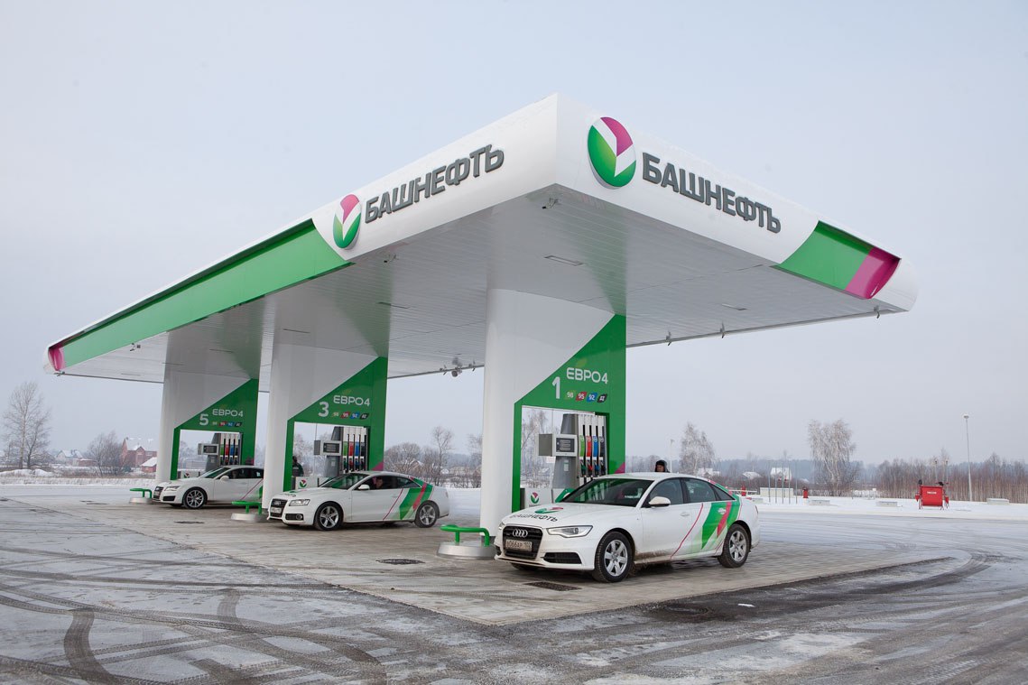 Башнефть повышает цены на бензин покупательская способность продолжает падать Крупнейший нефтепереработчик республики ПАО Башнефть во второй раз с начала года увеличил стоимость автомобильного топлива на своих АЗС Согласно мониторингу цен прибавка составила 30 копеек за литр для большинства марок бензина Новые цены на основные марки бензина на ближайшее время АИ 92 60 25 руб л АИ 95 64 25 руб л АИ 100 86 35 руб л Дизельное топливо 74 6 руб л не изменилось Это уже второе повышение в 2026 году первое произошло 1 января Тогда один только бензин АИ 98 резко подорожал на 2 5 рубля По данным РИА Рейтинг Башкирия опустилась с 38 го на 43 е место среди регионов России по доступности бензина АИ 92 за 2025 год Это означает что на среднюю зарплату житель республики может купить меньше топлива чем в большинстве других субъектов страны Если в апреле 2024 года на одну зарплату можно было приобрести 1079 литров АИ 92 то к декабрю 2025 года уже 1071 литр  Обратная связь  Подписаться  Подписаться в MАХ