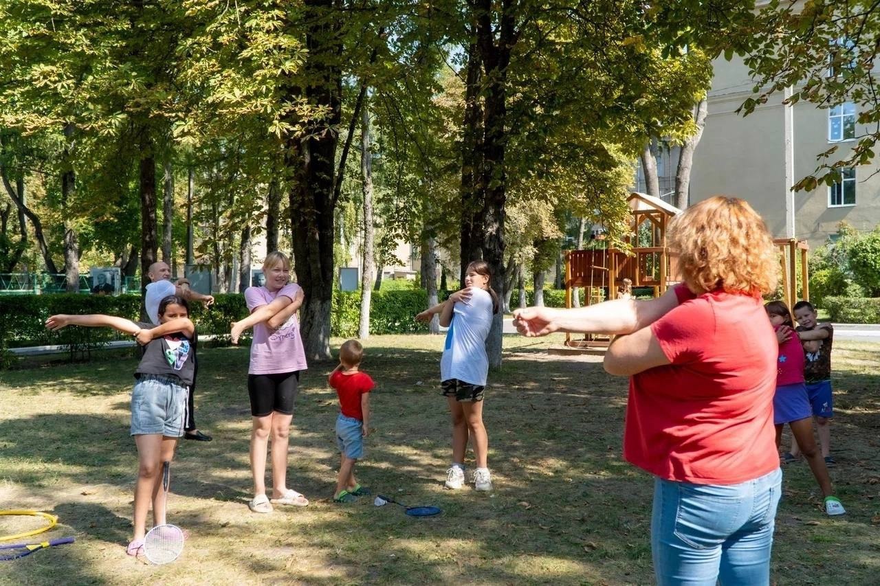 ‍ Администратор региональной конноспортивной школы Ольга Ларина провела для юных курян интенсивную разминку в ПВР. Здесь ребята играли с мячами, упражнялись с обручами и поучаствовали в специализированной зарядке для спортсменов наездников.  Ольга отметила, что в любой ситуации нужно стараться поддерживать себя в хорошей физической форме, это влияет на все аспекты жизни, начиная от хорошего настроения и заканчивая крепким здоровьем и продуктивной деятельностью.  Курская Telega / Прислать новость