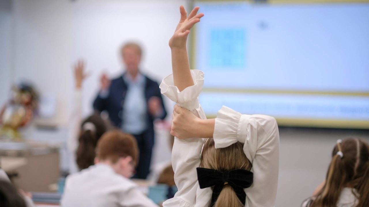 Минпросвещения считает важной задачей сохранение материально технической базы в школах несмотря на демографические тренды ближайших лет об этом заявил заместитель министра Александр Бугаев Тренды таковы что в 2025 году в первый класс пришло минимальное число первоклассников за последние 10 лет и снижение в ближайшие годы продолжится страна находится в периоде спада рождаемости Как использовать годы когда в стране будет мало детей для сохранения и преумножения материальной школьной базы разбирались эксперты