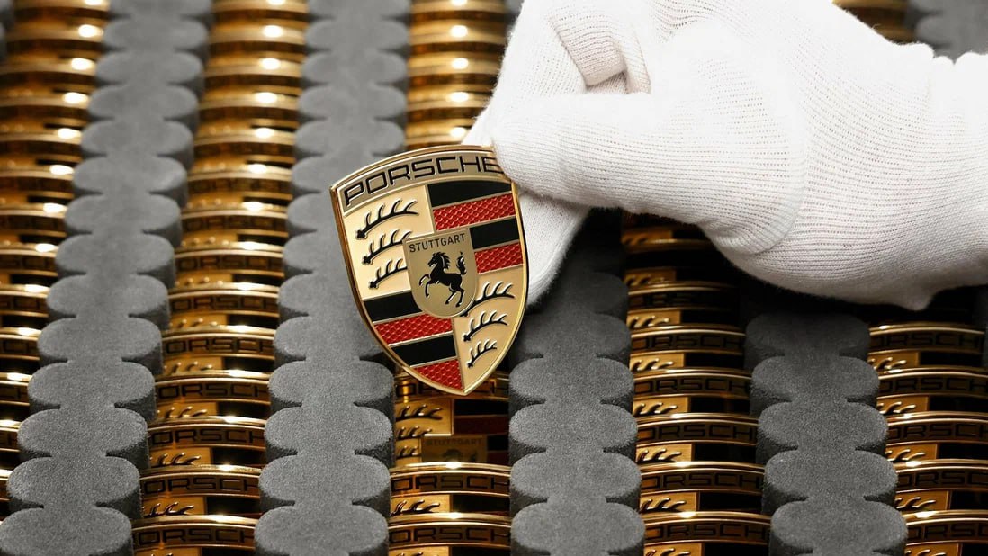 В Porsche передумали превращать новый флагманский кроссовер в электромобиль Компания завершила корректировку продуктовой стратегии на средне и долгосрочную перспективу Новый план подразумевает что основу линейки будут составлять модели с ДВС а часть обещанных ранее новых электрокаров выйдут позднее чем предполагалось Помимо прочего снабдить ДВС решили совершенно новый флагманский вседорожник который изначально задумывался как исключительно батарейный Речь идёт о машине крупнее Cayenne анонсированной весной 2023 года Объявлено что как минимум на старте продаж она будет доступна только в чисто бензиновых и плагин гибридных модификациях Также в координации с другими входящими в Volkswagen Group марками будет изменён график разработки новой электромобильной платформы запланированной на 2030 е годы в связи со значительным замедлением роста спроса на эксклюзивные электрокары Модели Panamera и Cayenne сохранят двигатели внутреннего сгорания вплоть до 2030 х годов Вместо постепенного отказа от топливных версий для них теперь планируется полноценная смена поколений autoruonline