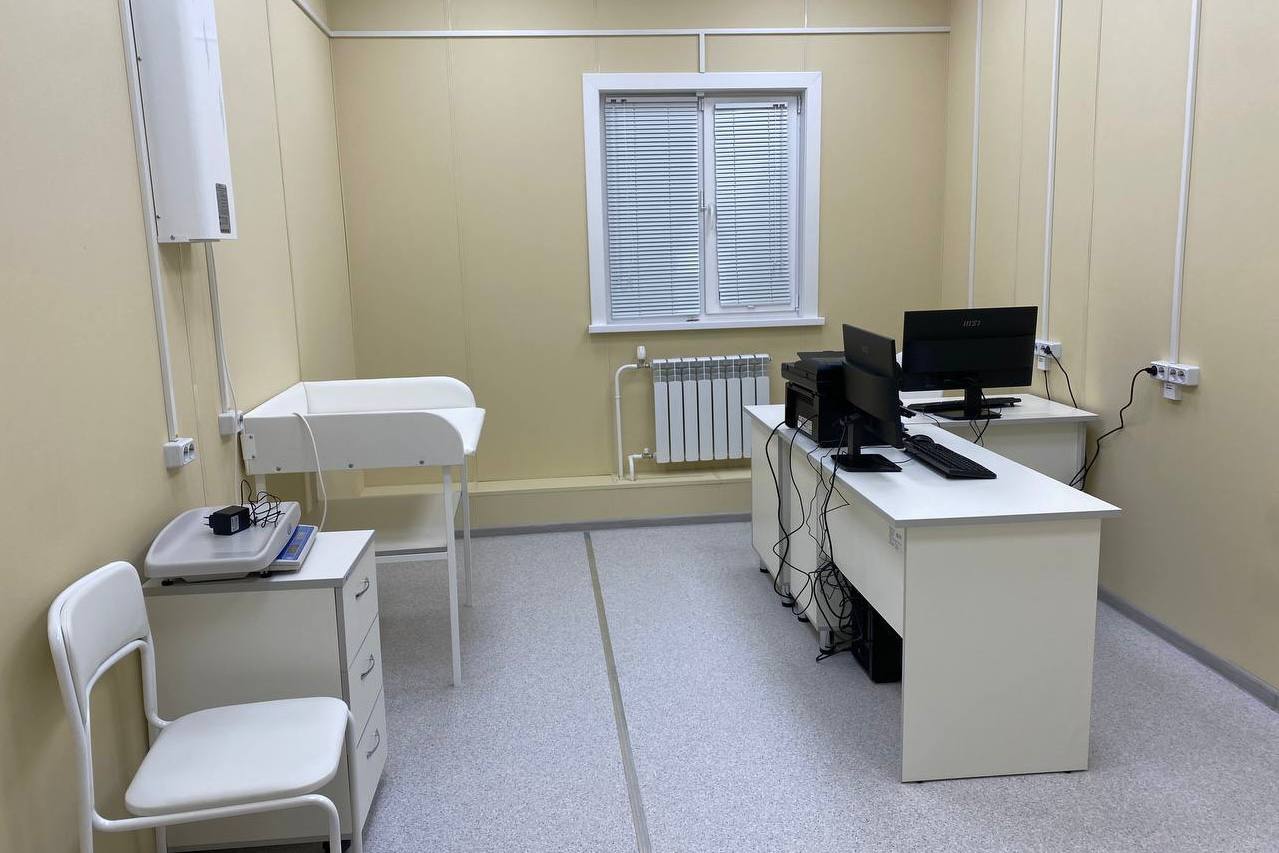 В Иркутской области готовят к открытию три современные врачебные амбулатории В Приангарье в 2025 году возвели три новые врачебные амбулатории Сейчас новые медицинские объекты в поселках Малая Топка Иркутского муниципального округа и Кирова города Иркутска а также в деревне Олха Шелеховского района готовят к открытию Здания для размещения врачебных амбулатории соответствуют всем современным стандартам оказания первичной медико санитарной помощи Их укомплектовывают новым диагностическим оборудованием что позволит жителям получать квалифицированную медицинскую помощь не выезжая в крупные районные или городские центры В каждой амбулатории будут созданы комфортные условия как для пациентов так и для медицинского персонала Это своеобразные мини поликлиники Открытие этих объектов важный шаг в укреплении системы здравоохранения на селе и в малых населенных пунктах области отметил исполняющий обязанности министра здравоохранения Приангарья Андрей Модестов Ожидается что прием пациентов в этих учреждениях начнется первом квартале 2026 года после получения необходимой документации Подписывайтесь на Правительство Иркутской области в МАХ