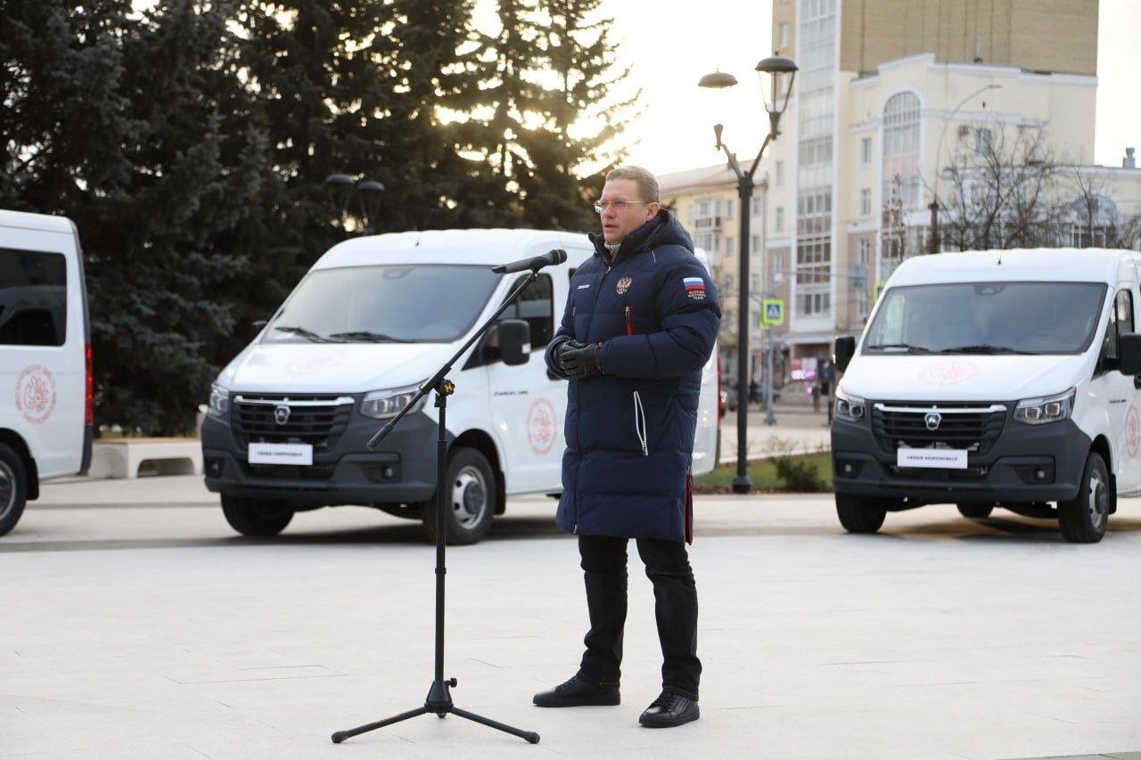 Автомобили сегодня получили 10 многодетных семей Вологодчины!  Губернатор области Георгий Филимонов передал ключи от новых транспортных средств десяти семьям, которые воспитывают 8 и более детей.  И это только начало. До конца 2024 года автомобили получат ещё 27 семей. В 2025 году транспорт будет выделяться семьям, в которых воспитываются 7 и более детей.  Предложение предоставлять большим семьям машины в личное пользование поступило главе региона на одной из встреч с жителями.  Выделение автомобилей - новая мера поддержки, которая реализуется по программе Губернатора «Транспорт для многодетных семей» Стратегии 2.0.  Наша задача - сделать жизнь вологодских семей лучше, комфортнее. Для достижения этой же цели в регионе разработана демографическая программа «Семья — оплот Русского Севера».  #Во35 #Новости35_соцзащита