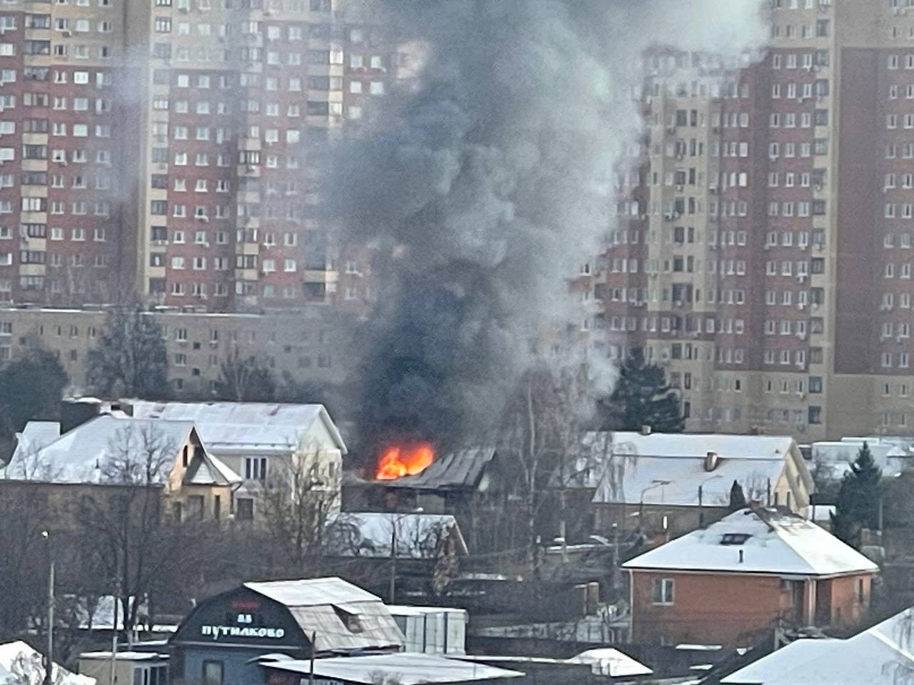 В Путилково горит двухэтажный частный дом.    ‍ Пожарные на месте происшествия, на помощь в тушении прибыли и пожарные из Москвы. О пострадавших не сообщается.   Новости Митино    Чат Митино  Прислать новость